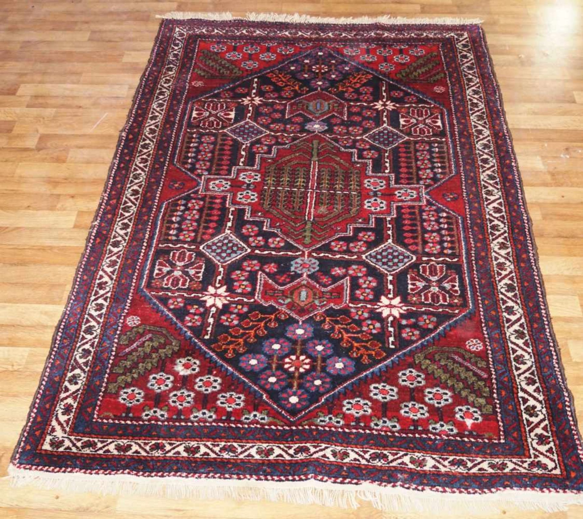Teppich Perserteppich mit indianischem Motiv, 1,26 x 1,91 m, in gutem Zustand, kaum Gebrauchsspuren,