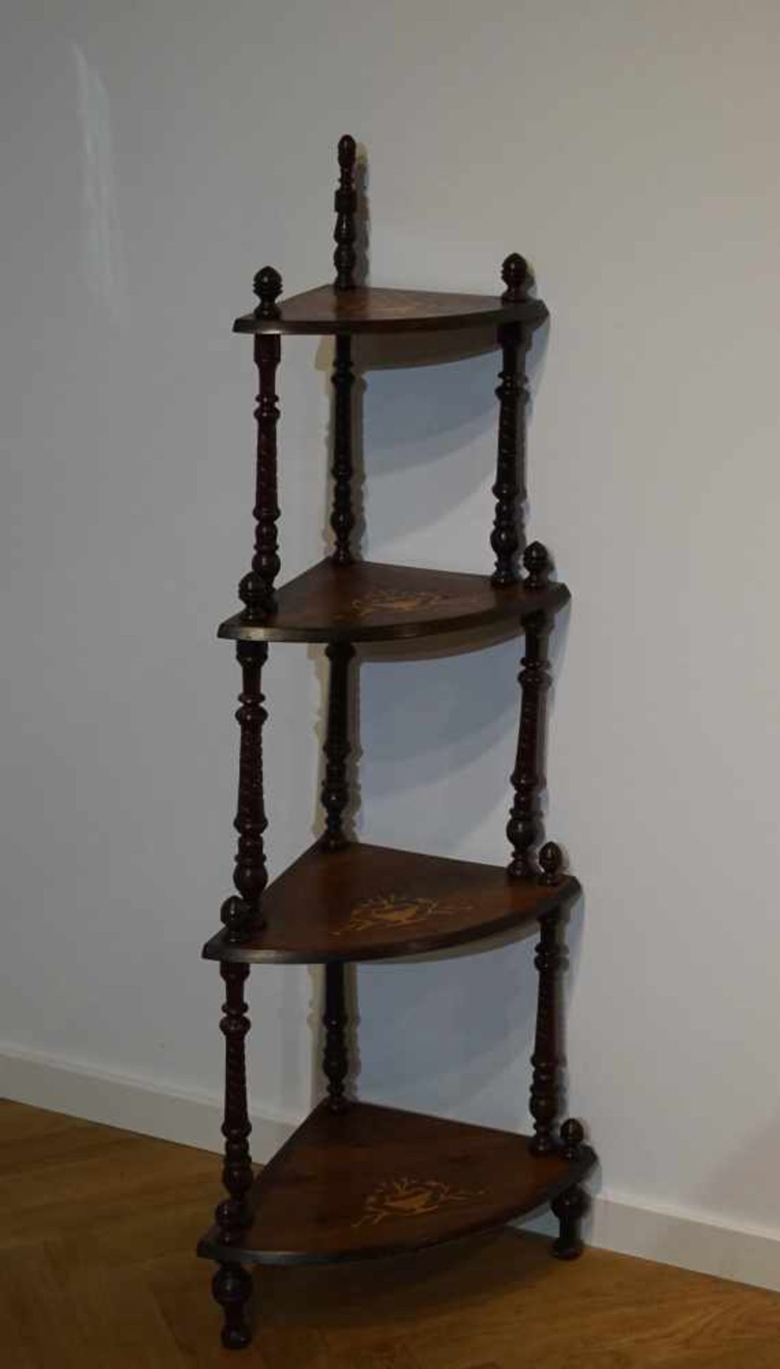 Eck-Etagere Mahagoni Eck-Etagere, um 1900, Mahagoni, mit Intarsien in Blumenform auf jeder Etage,