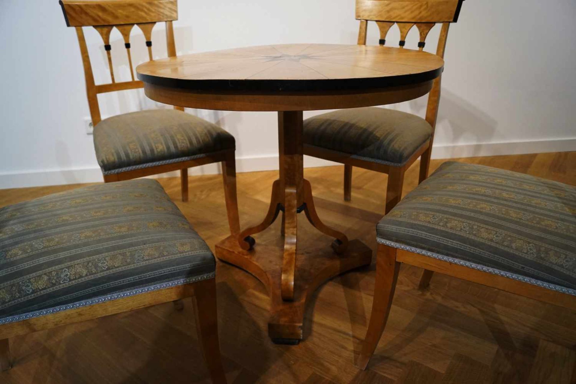 Salontisch mit vier Stühlen Salontisch mit vier Stühlen, Biedermeier, Esche mit ebonisierten - Image 3 of 3