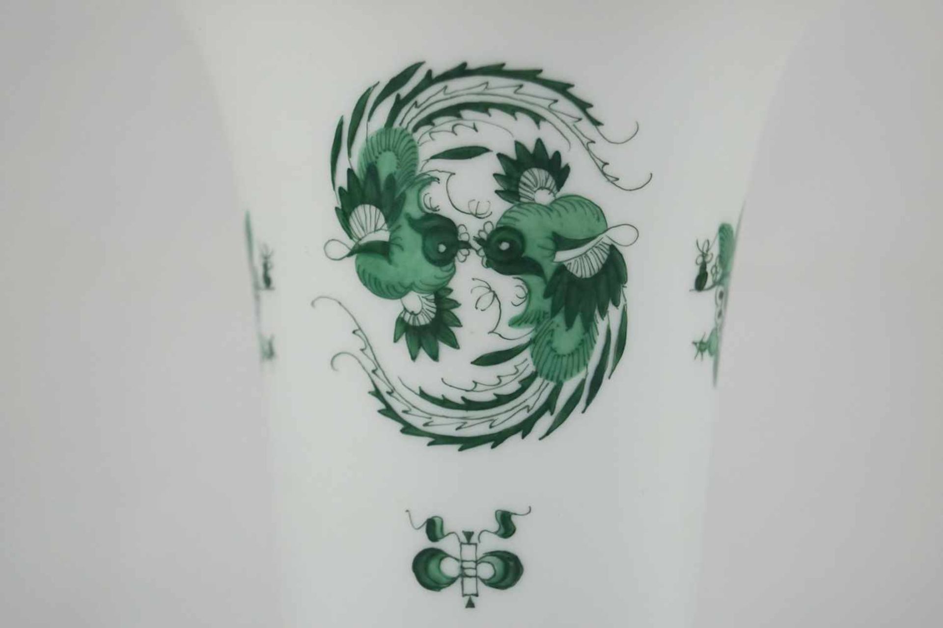 Meissen Kratervase Kratervase, Meissen, Schwertermarke 1. Wahl, Dekor Grüner Hofdrache, Höhe 13,5 - Bild 2 aus 3