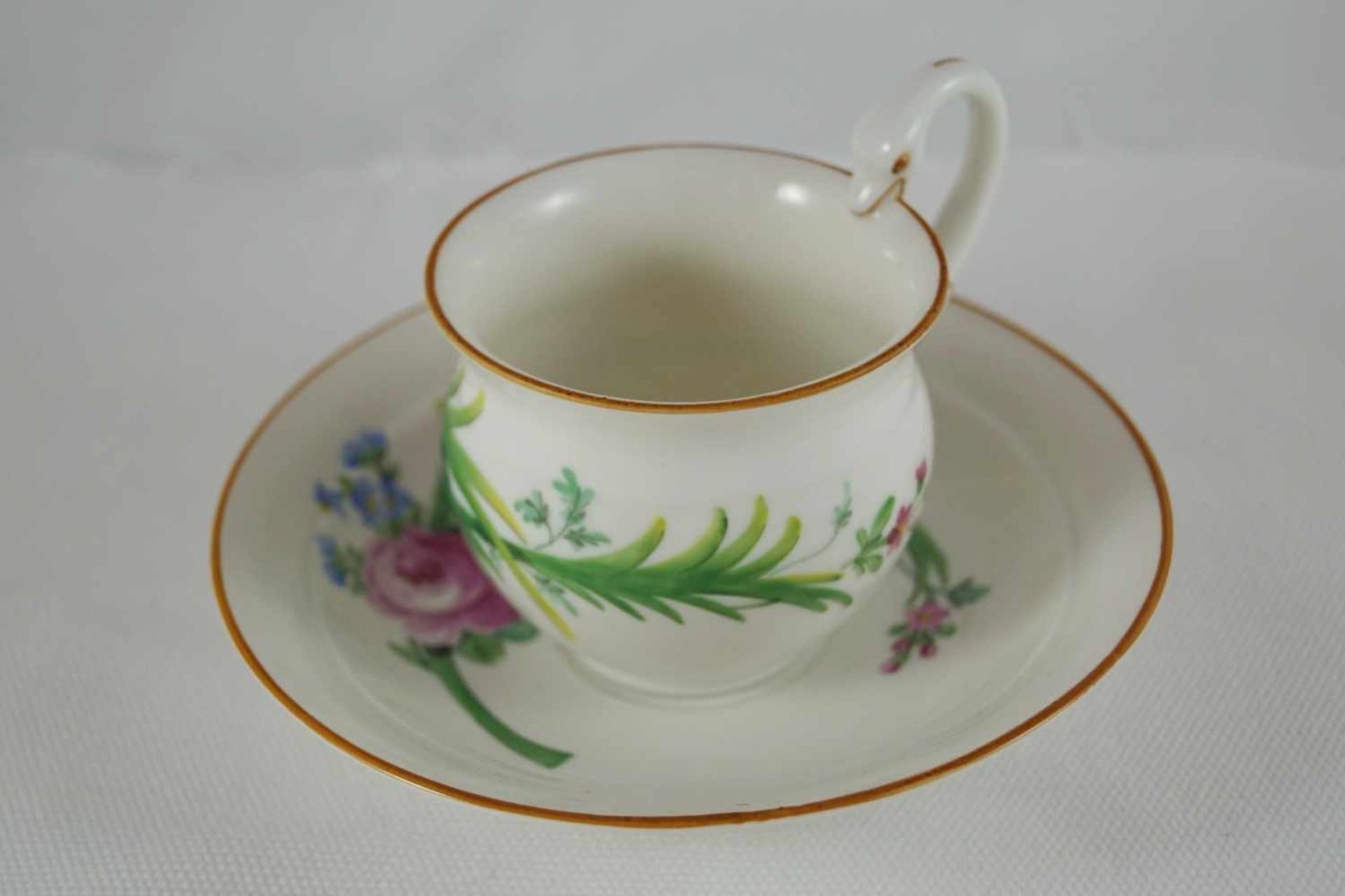 Meissen Kaffeetasse Kaffeetasse, Meissen, Schwertermarke Knauffzeit 2. Wahl, Blumendekor, roter