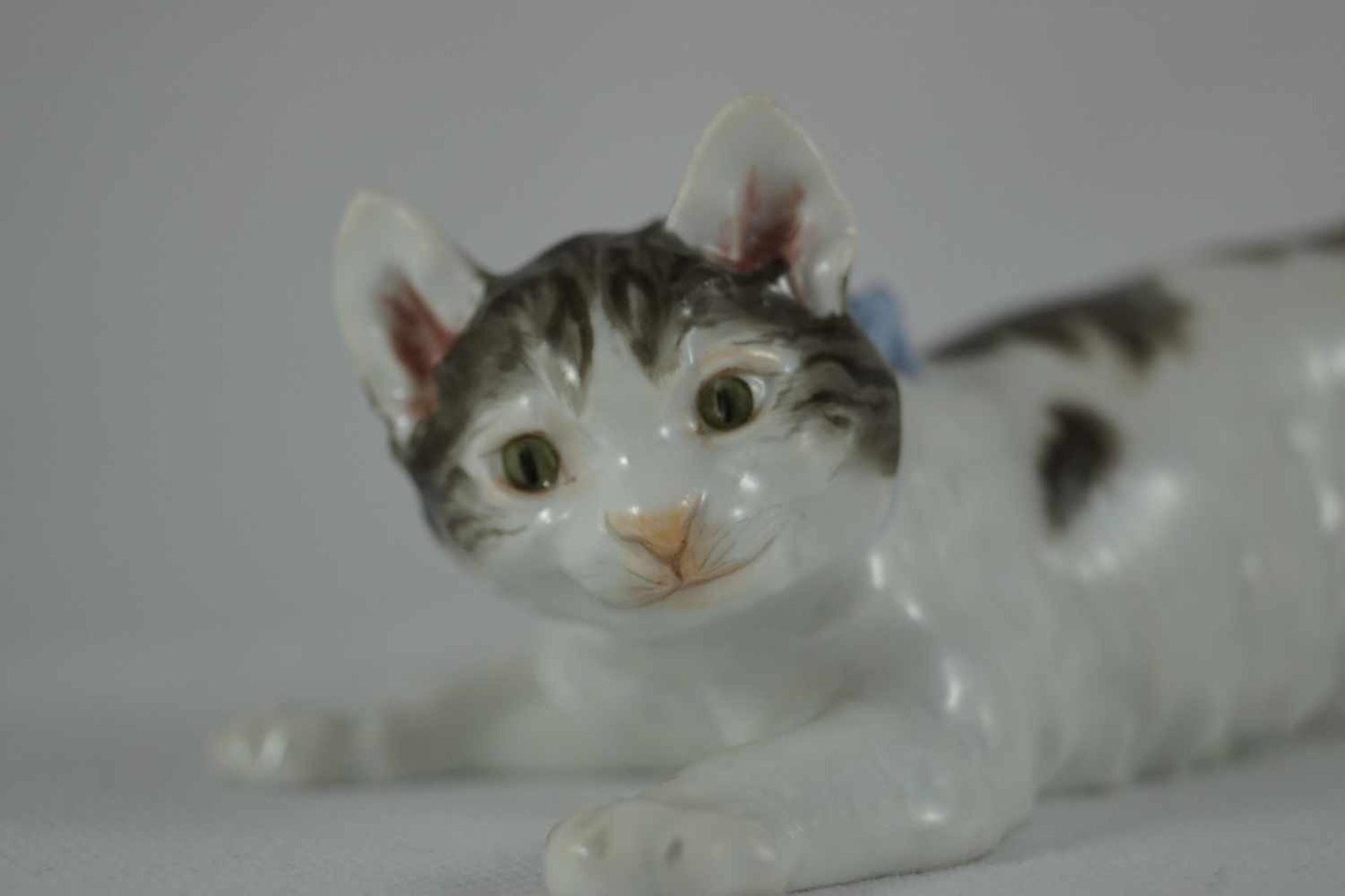 Meissen Porzellanfigur Porzellanfigur „Liegende Katze“, Meissen, Schwertermarke 1. Wahl, polychrom - Image 2 of 3