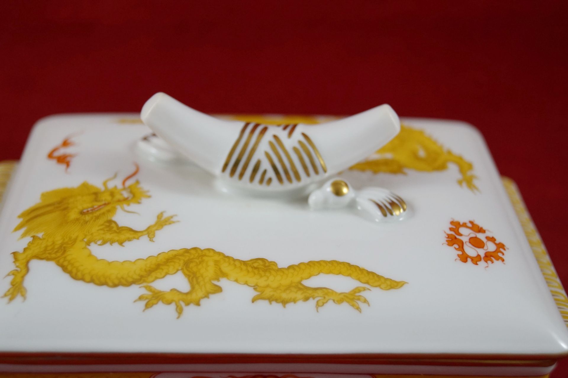 Butterdose, Meissen Schwertermarke 1. Wahl, Dekor Reicher Hofdrache in Gelb, Höhe 7 cm x Breite 8, - Bild 3 aus 4