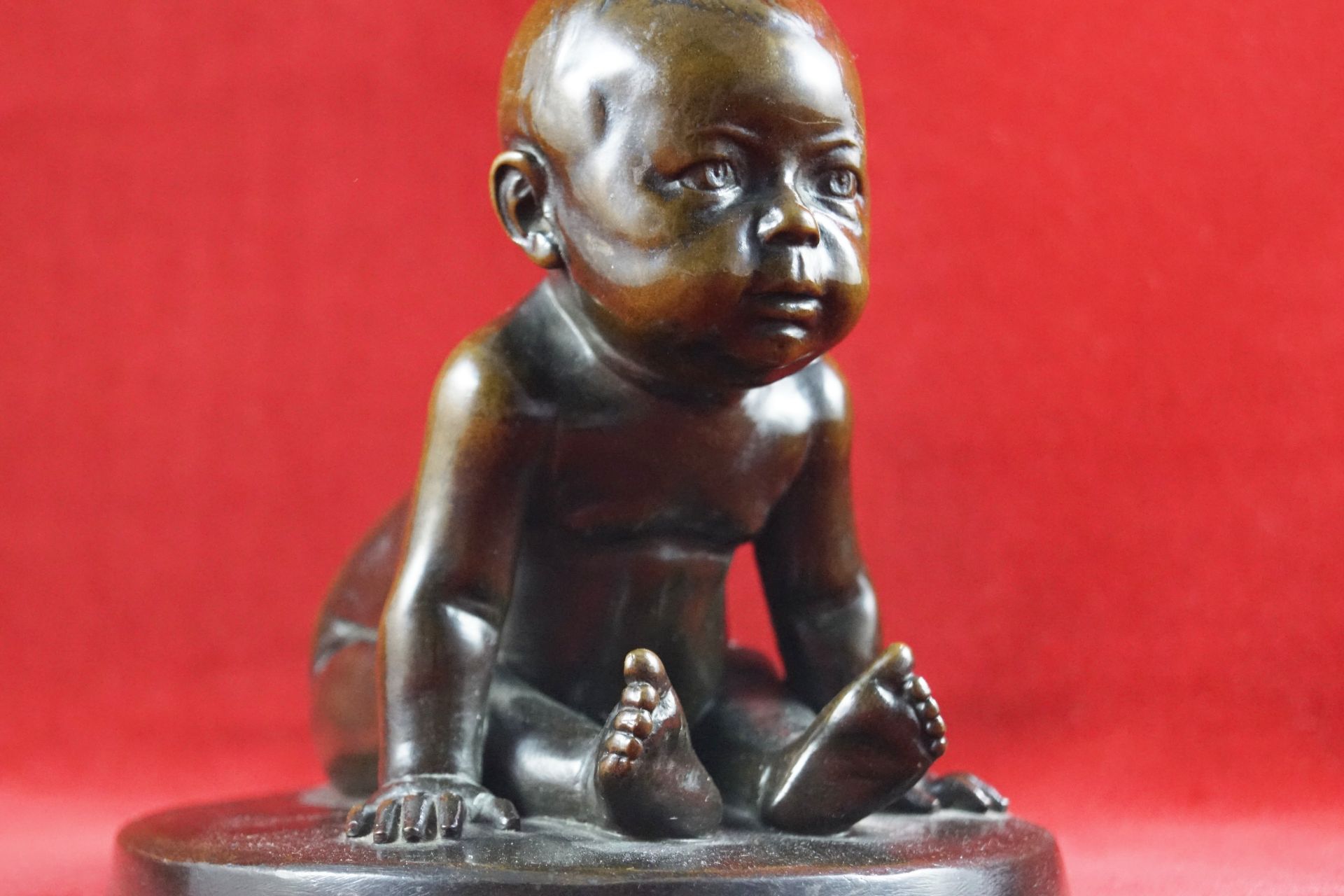 Sitzendes Kleinkind Bronze, Hans Reisner (1871-1934), patiniert, Höhe 13 cm, in einem sehr guten - Bild 2 aus 4