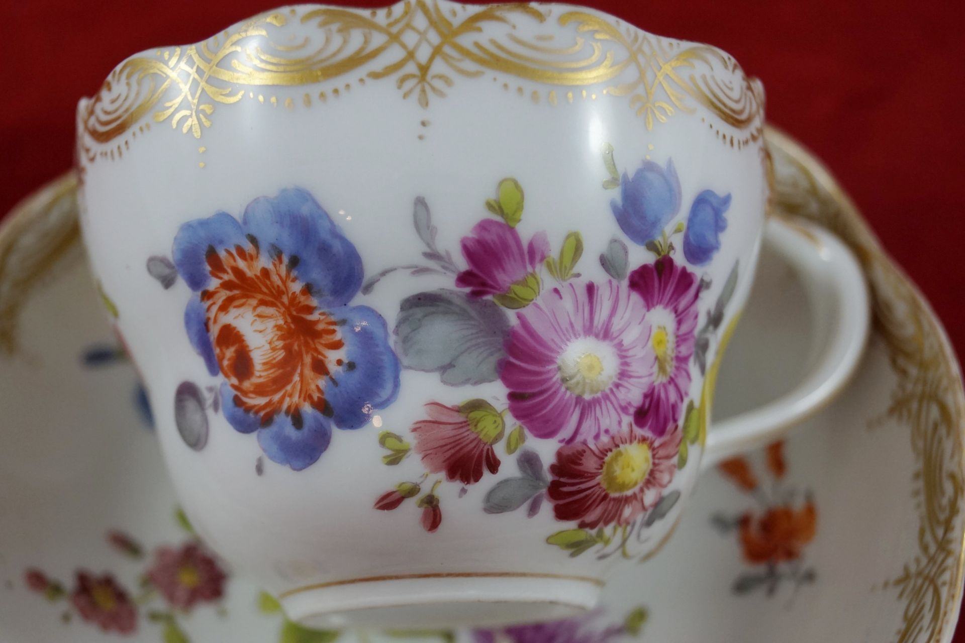 Tasse, Meissen Schwertermarke 2.Wahl, polychrome Blumenmalerei, Höhe 7 cm, Goldrand leicht berieben, - Bild 2 aus 3