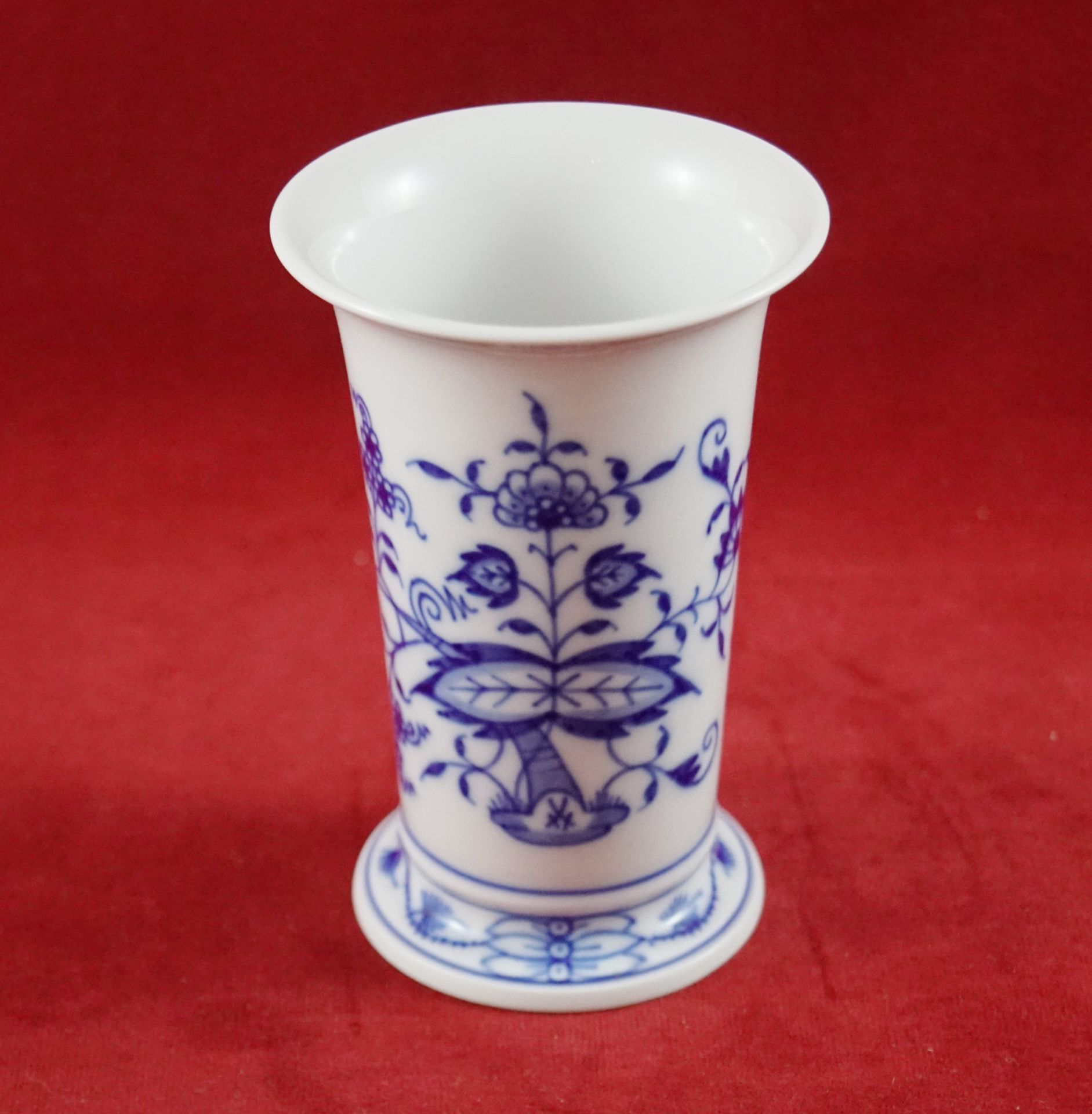 Kleine Kratervase, Meissen Schwertermarke 1. Wahl, Dekor Zwiebelmuster, Höhe 11 cm, in sehr gutem