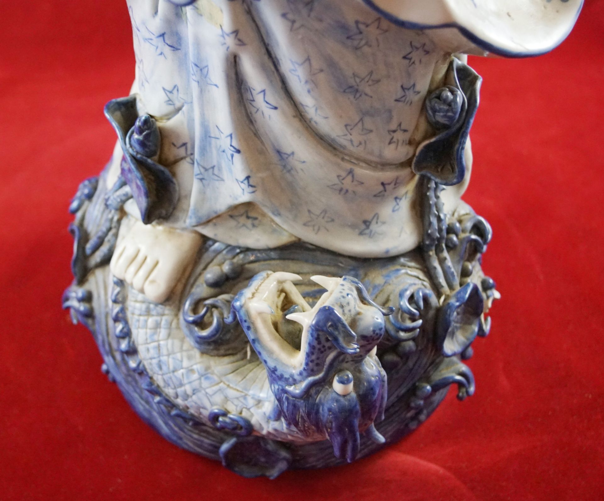 Große Skulptur der Guanyin Guanyin stehend auf einem Wellensockel mit einem Drachen, Porzellan mit - Image 7 of 9