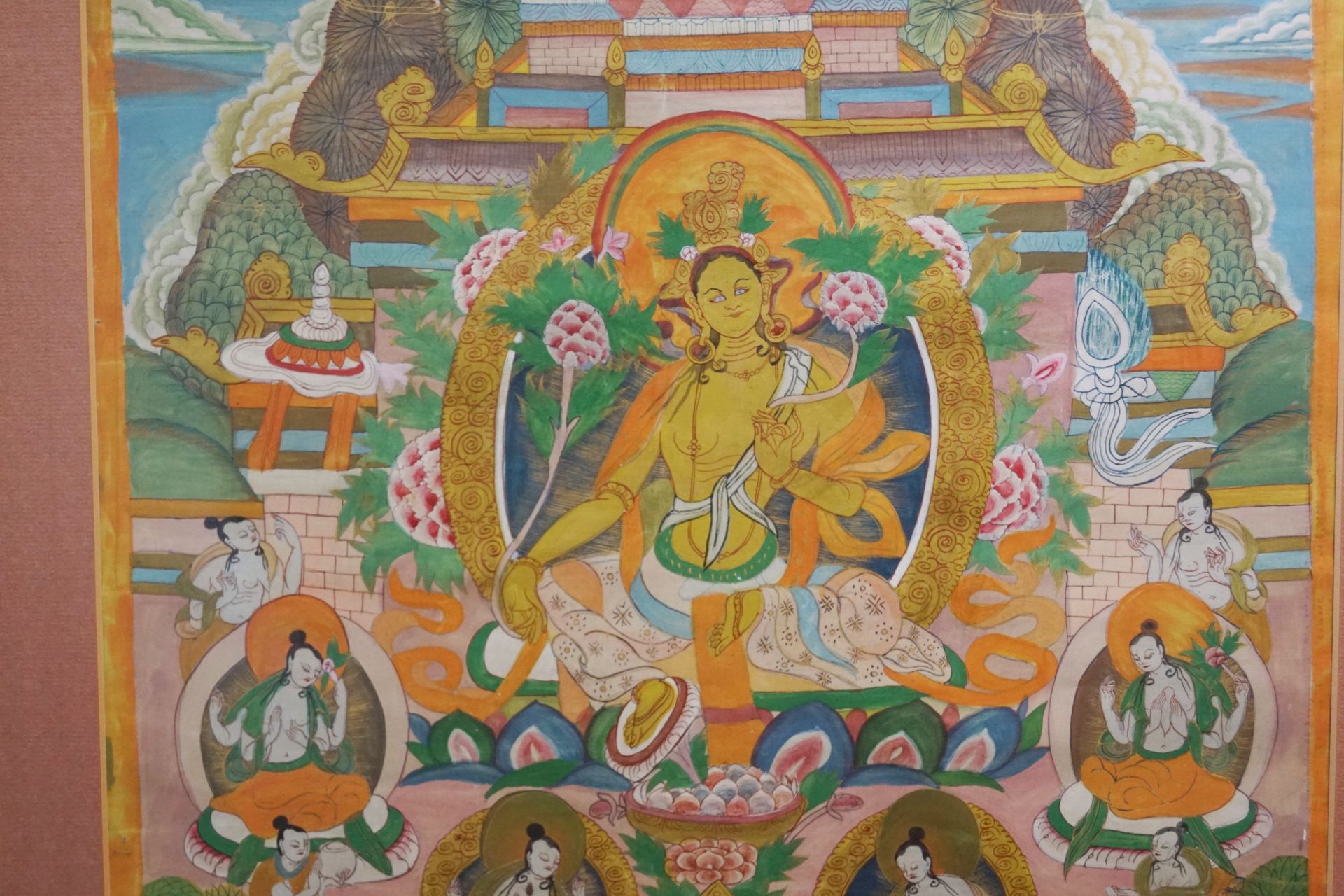 Thangka handgemalt auf Leinwand, mittig die Göttin Tara in einem von Bäumen umgebenen Palast, - Bild 2 aus 3