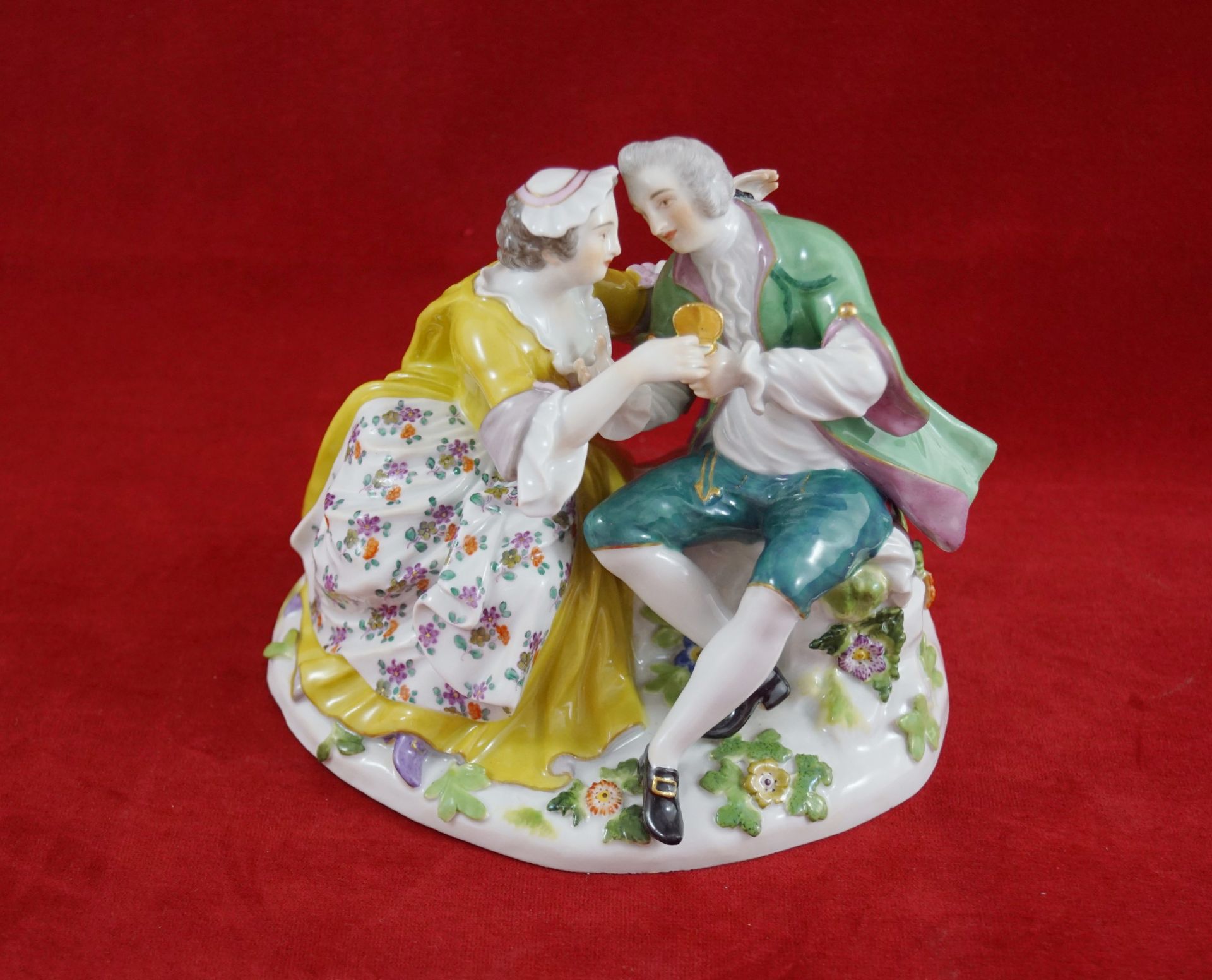 Porzellanfigur "Galantes Paar mit Tabatière", Meissen Schwertermarke 1. Wahl, 20. Jhrd., polychrom