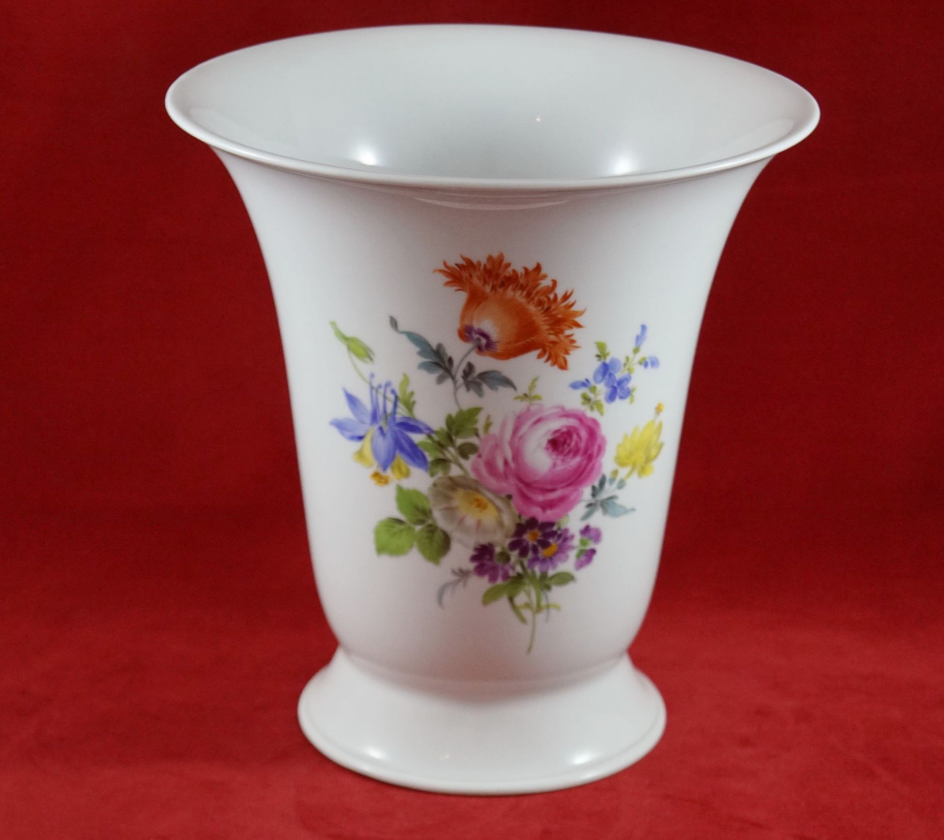 Große Vase, Meissen Schwertermarke 1. Wahl, polychrome Blumenmalerei, Höhe 24 cm, neuwertiger