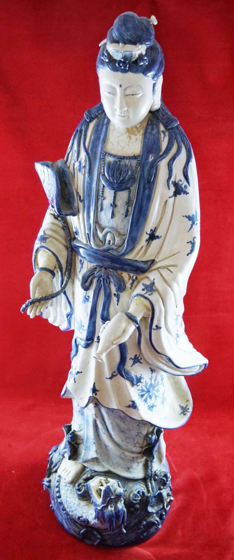 Große Skulptur der Guanyin Guanyin stehend auf einem Wellensockel mit einem Drachen, Porzellan mit