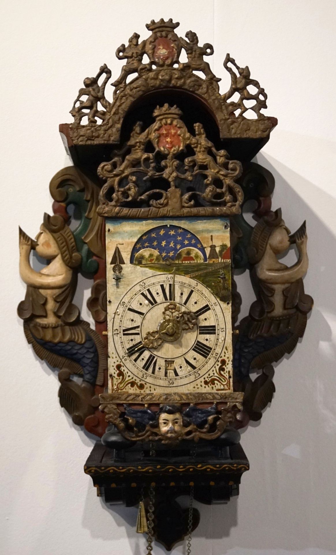 Meerweibchenuhr Friesland, ca. 1770, Stuhl aus Weichholz, Bleiverzierungen am Stuhl und