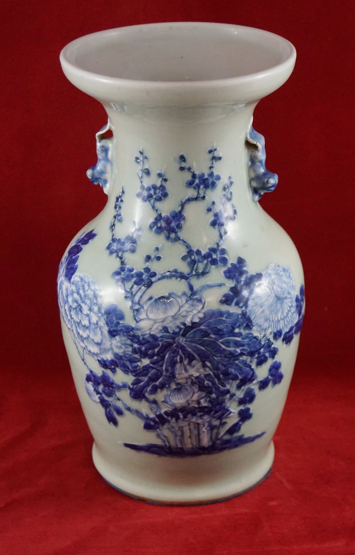 Rouleau Vase, China Porzellan, seladonfarben mit blauen erhabenen Blumenmotiven, 19. Jhrd, Höhe 33,5