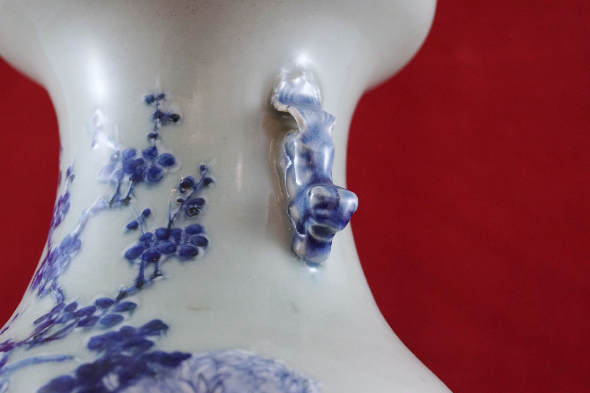 Rouleau Vase, China Porzellan, seladonfarben mit blauen erhabenen Blumenmotiven, 19. Jhrd, Höhe 33,5 - Image 3 of 3