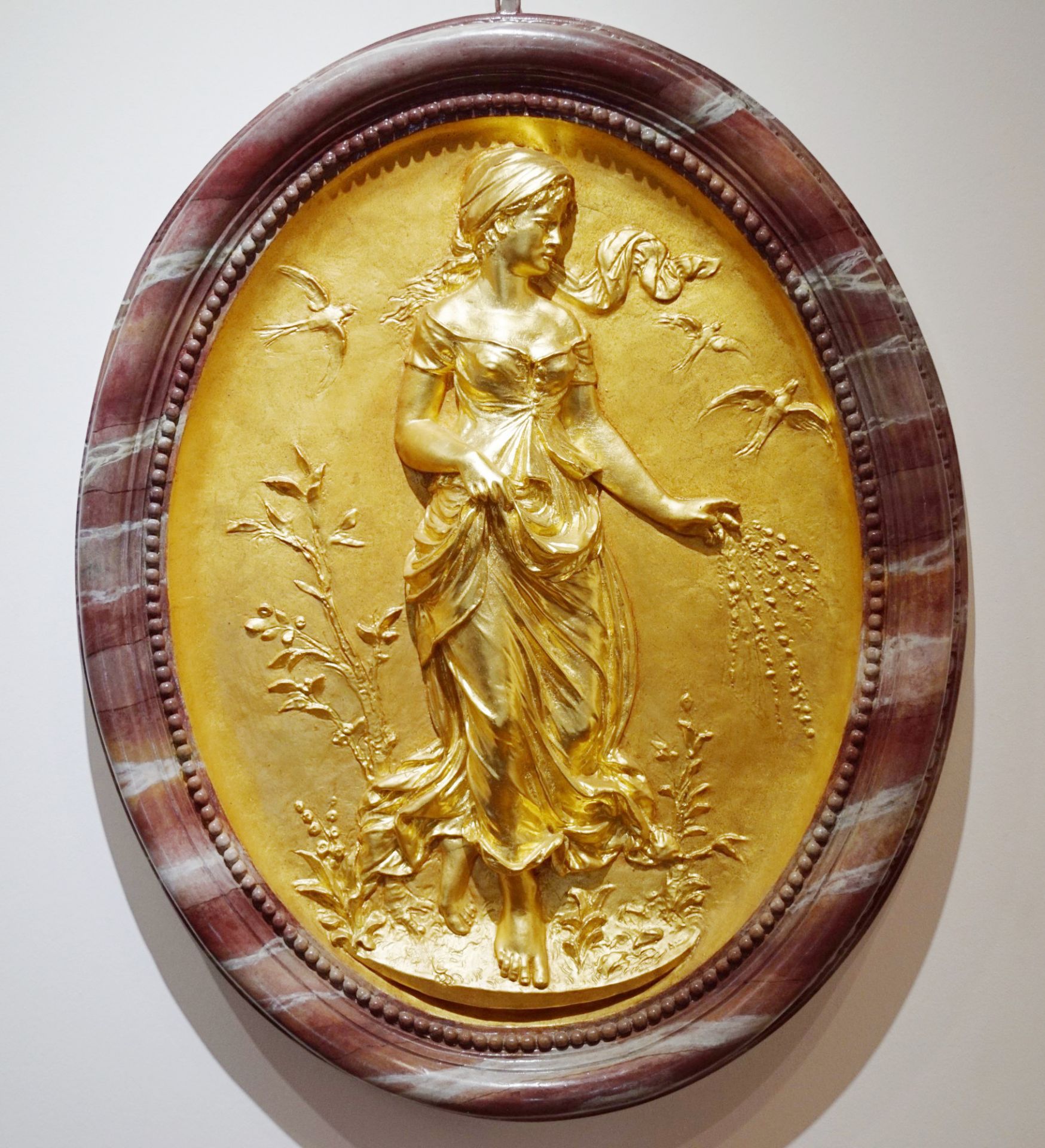 Relief der Göttin Demeter Stuckmasse, handvergoldet, um 1870, Rahmen aus Stuckmarmor, in den letzten