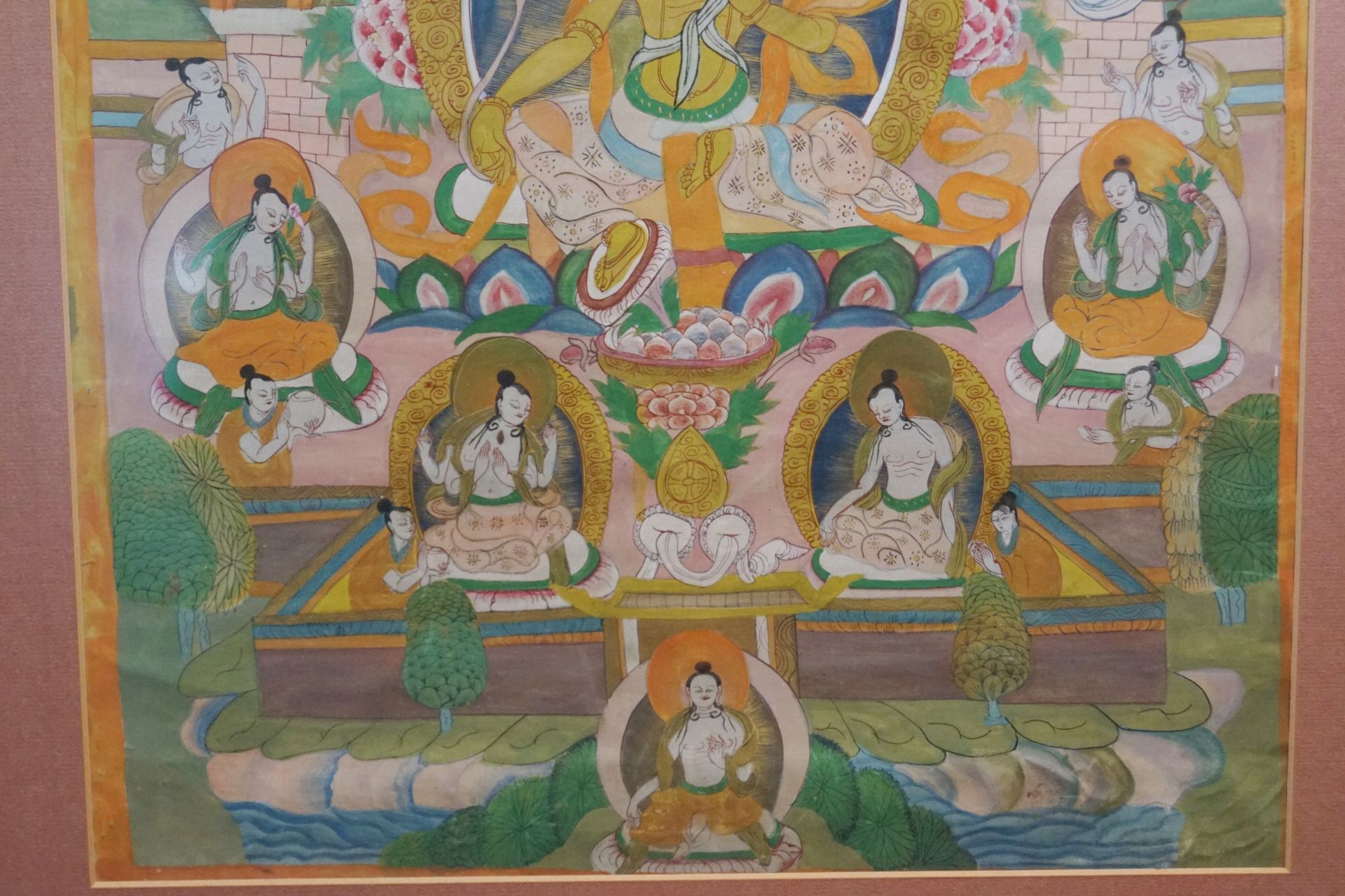 Thangka handgemalt auf Leinwand, mittig die Göttin Tara in einem von Bäumen umgebenen Palast, - Bild 3 aus 3