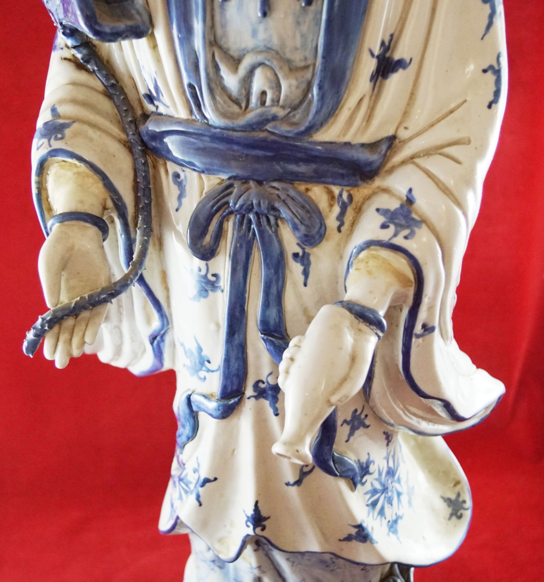 Große Skulptur der Guanyin Guanyin stehend auf einem Wellensockel mit einem Drachen, Porzellan mit - Image 5 of 9