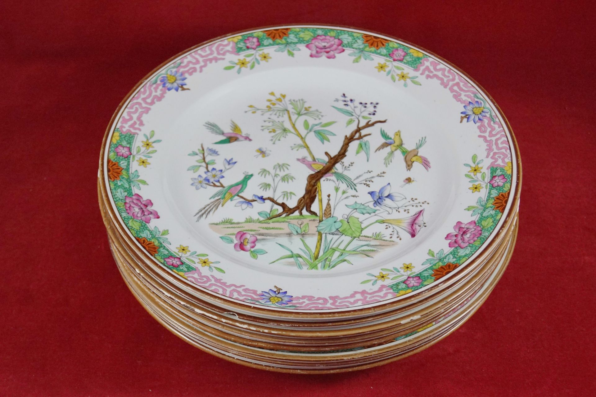Acht Speiseteller aus Porzellan Mit chinesischer Malerei, Durchmesser 26 cm, Drei Teller mit