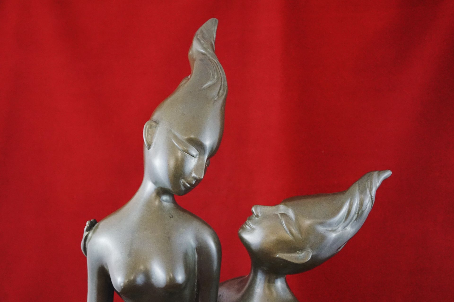 Skulptur "Fluss der Liebenden" Nickelbronze, zwei verwundene Frauen in moderner Ausformung, signiert - Bild 2 aus 7
