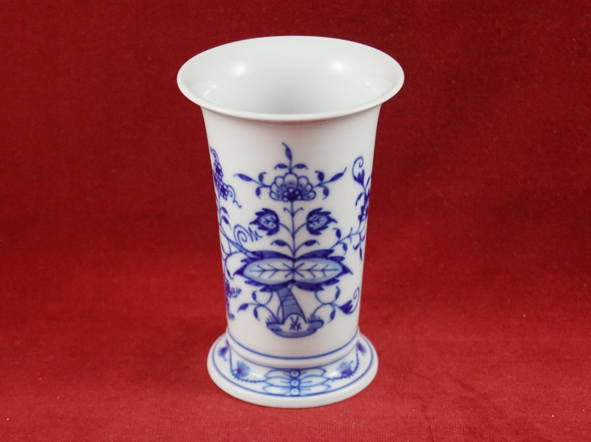 Kleine Kratervase, Meissen Schwertermarke 1. Wahl, Dekor Zwiebelmuster, Höhe 11 cm, in sehr gutem - Bild 2 aus 3