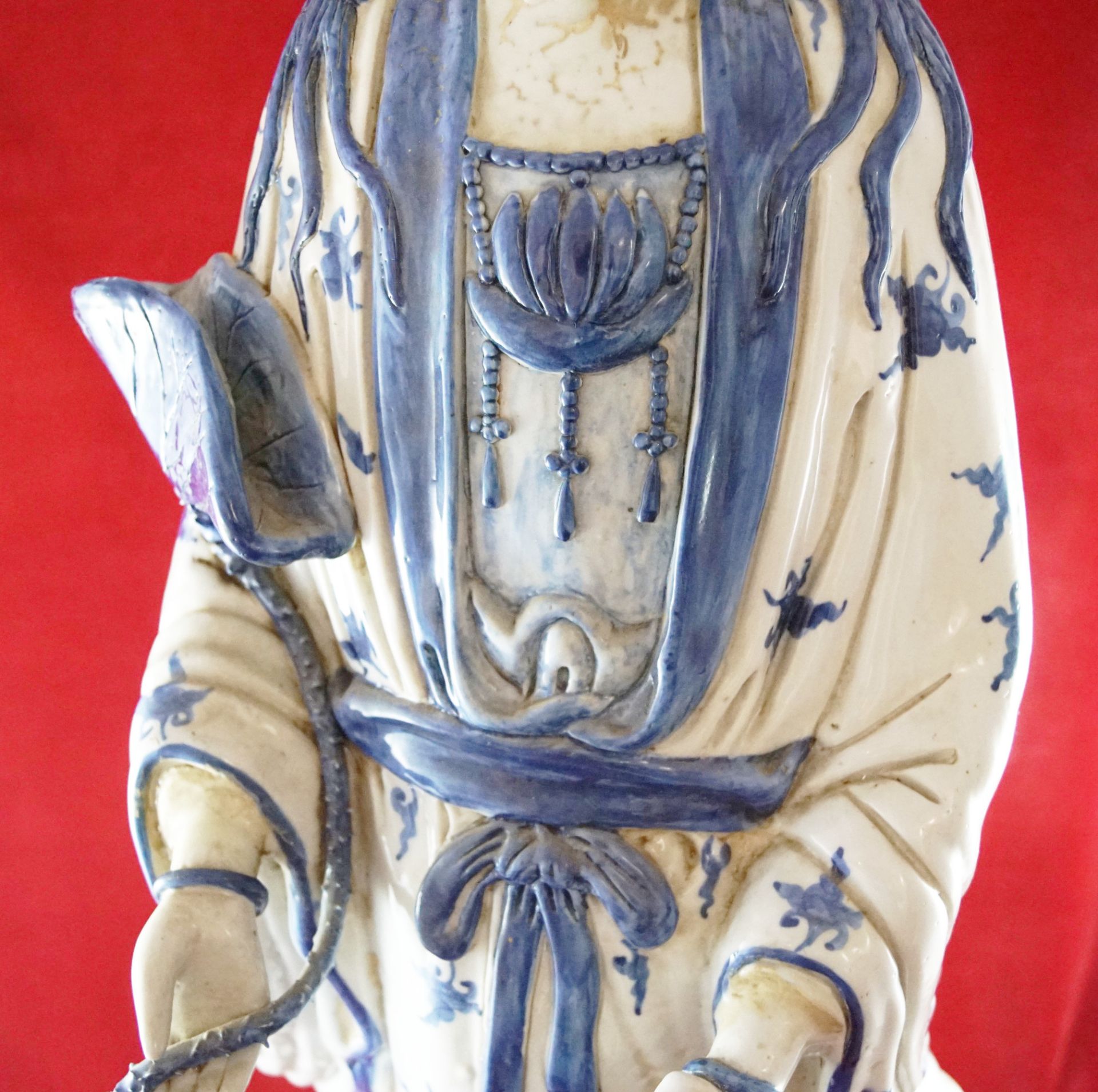 Große Skulptur der Guanyin Guanyin stehend auf einem Wellensockel mit einem Drachen, Porzellan mit - Image 4 of 9