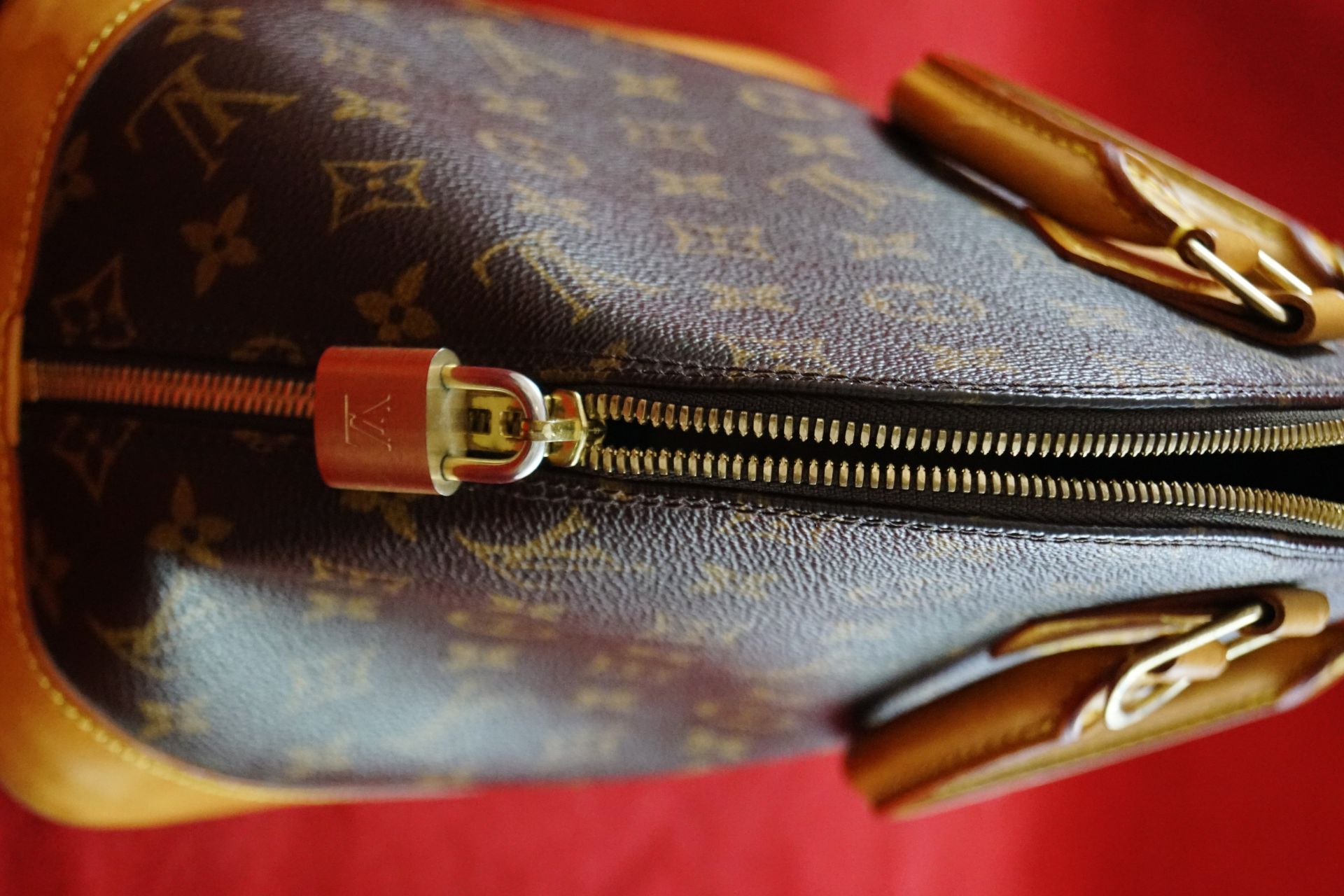 Louis Vuitton Handtasche Alma, Höhe ca. 24 cm x Breite ca. 28 cm, in einem sehr guten Zustand - Bild 2 aus 2