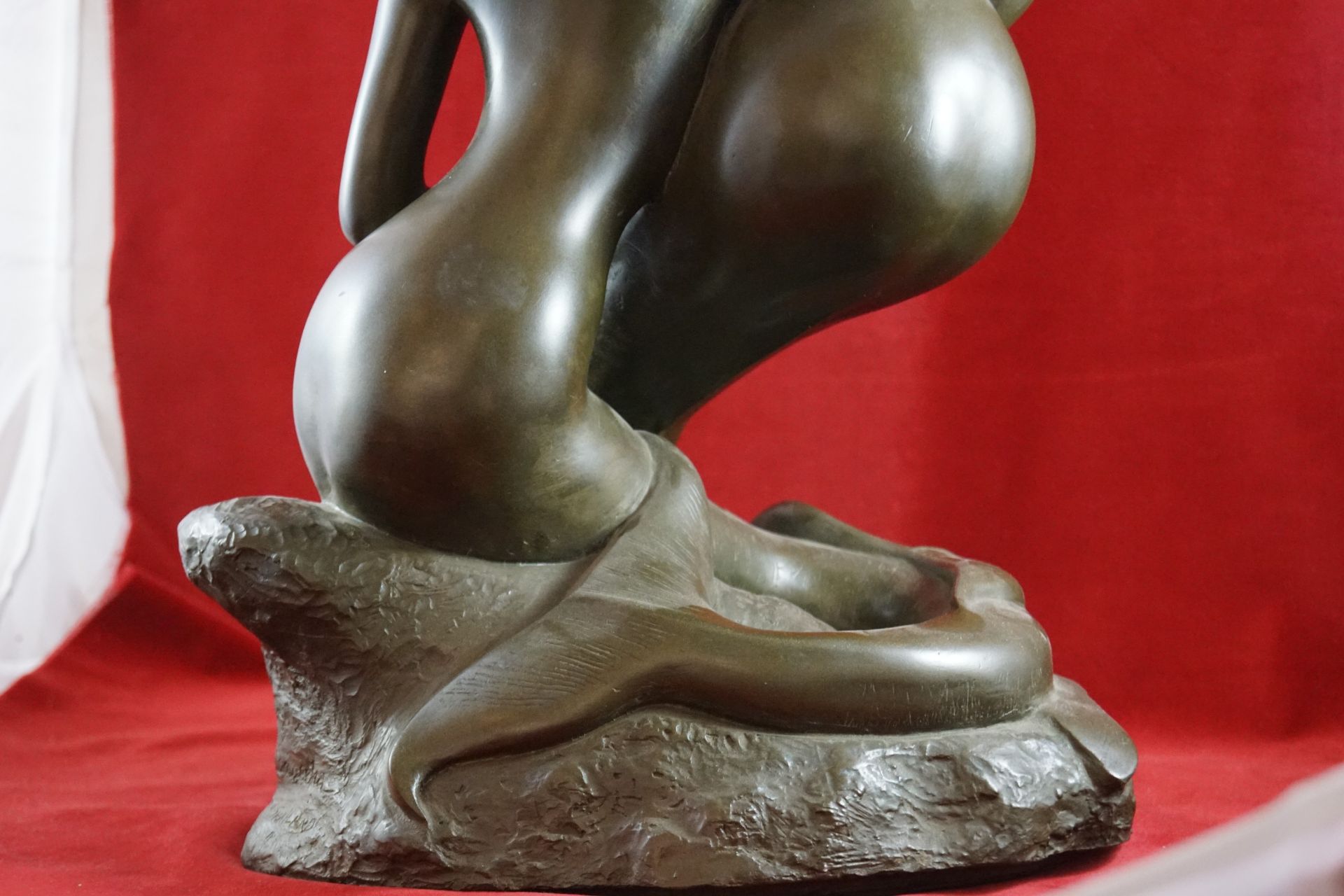 Skulptur "Fluss der Liebenden" Nickelbronze, zwei verwundene Frauen in moderner Ausformung, signiert - Bild 4 aus 7