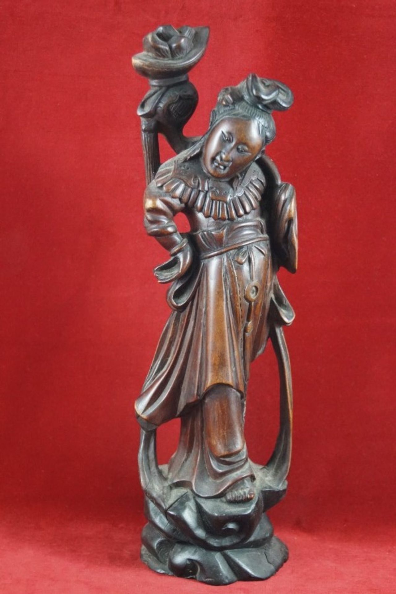 Chinesische Dame mit Stab Holzfigur, Höhe 37,5 cm, an wenigen kleinen Stellen etwas berieben,