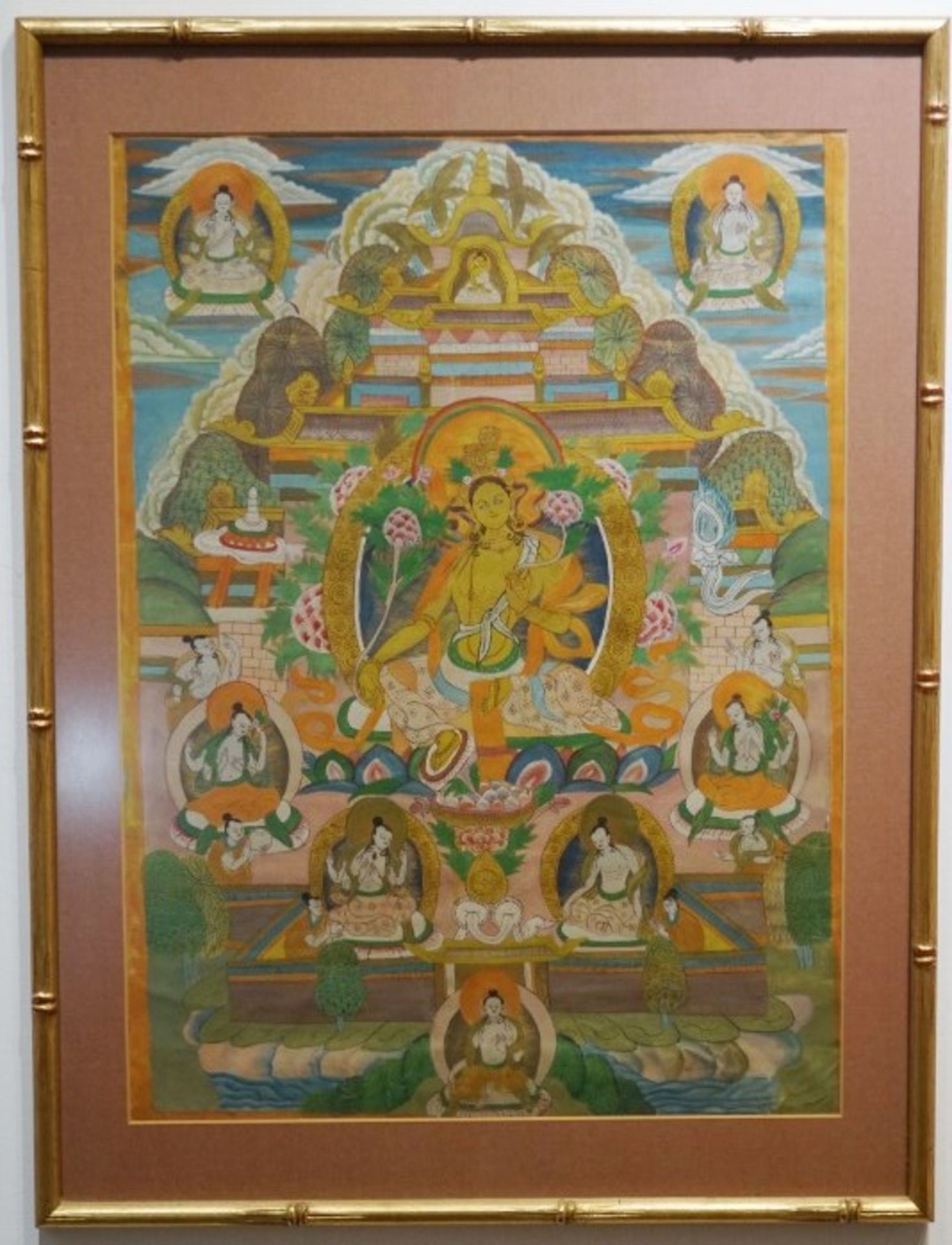 Thangka handgemalt auf Leinwand, mittig die Göttin Tara in einem von Bäumen umgebenen Palast,