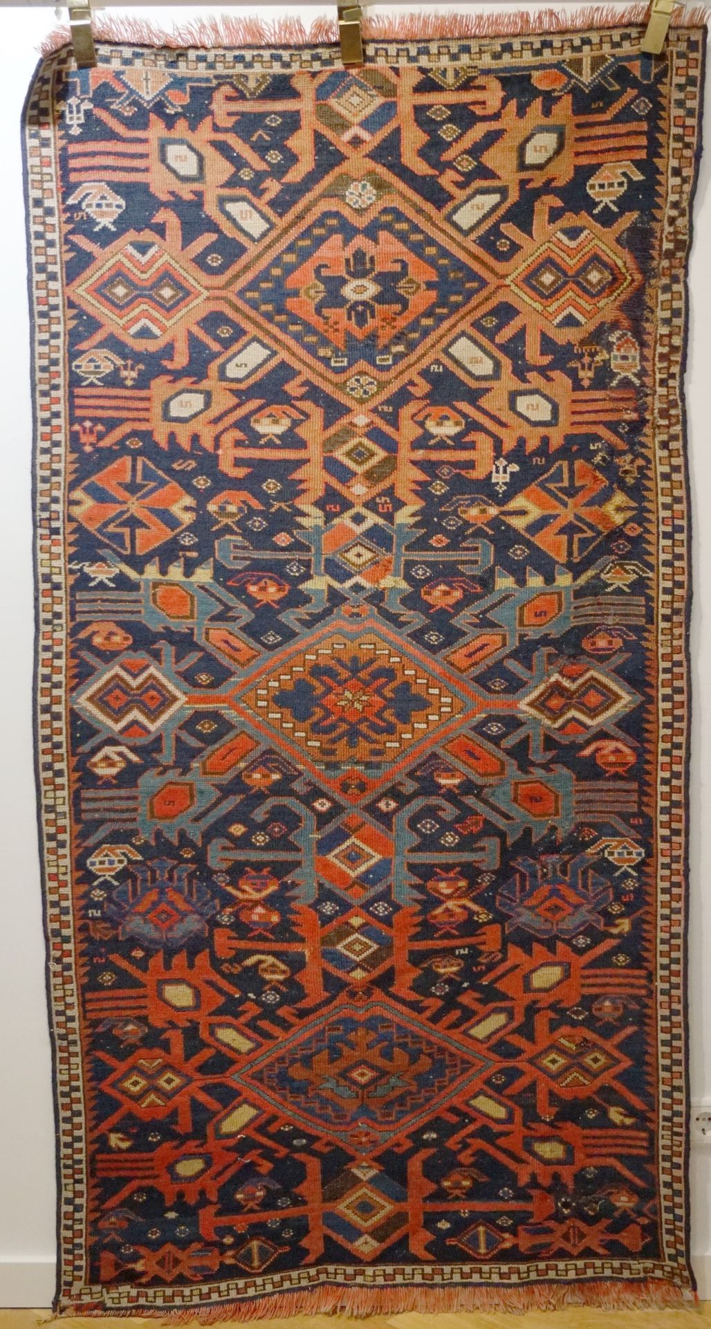 Kilim, 97 cm x 150 cm um die 100 Jahre alt, mit ausgebesserten, aber noch sichtbaren Kriegsschäden