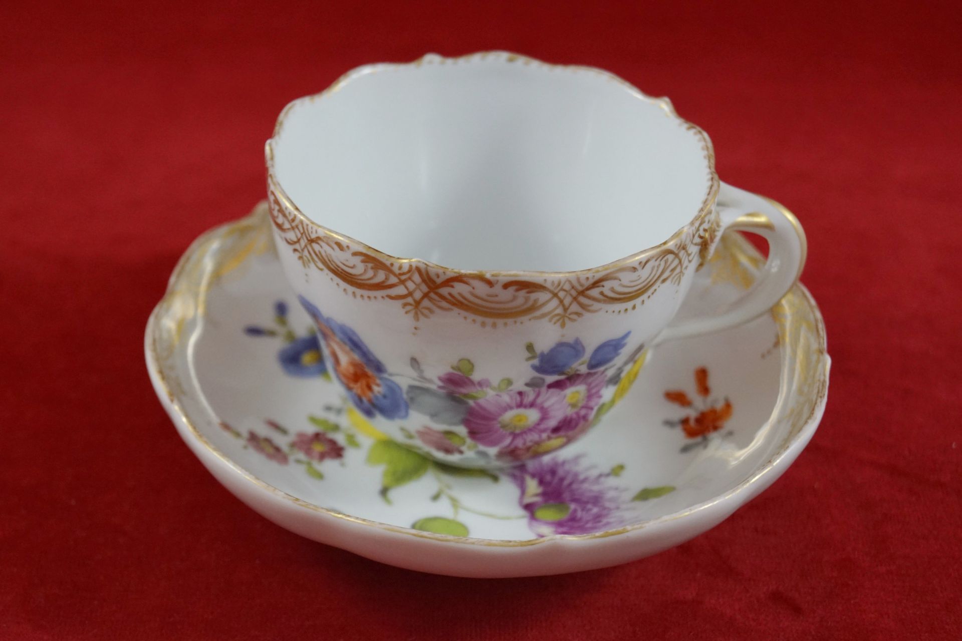 Tasse, Meissen Schwertermarke 2.Wahl, polychrome Blumenmalerei, Höhe 7 cm, Goldrand leicht berieben,