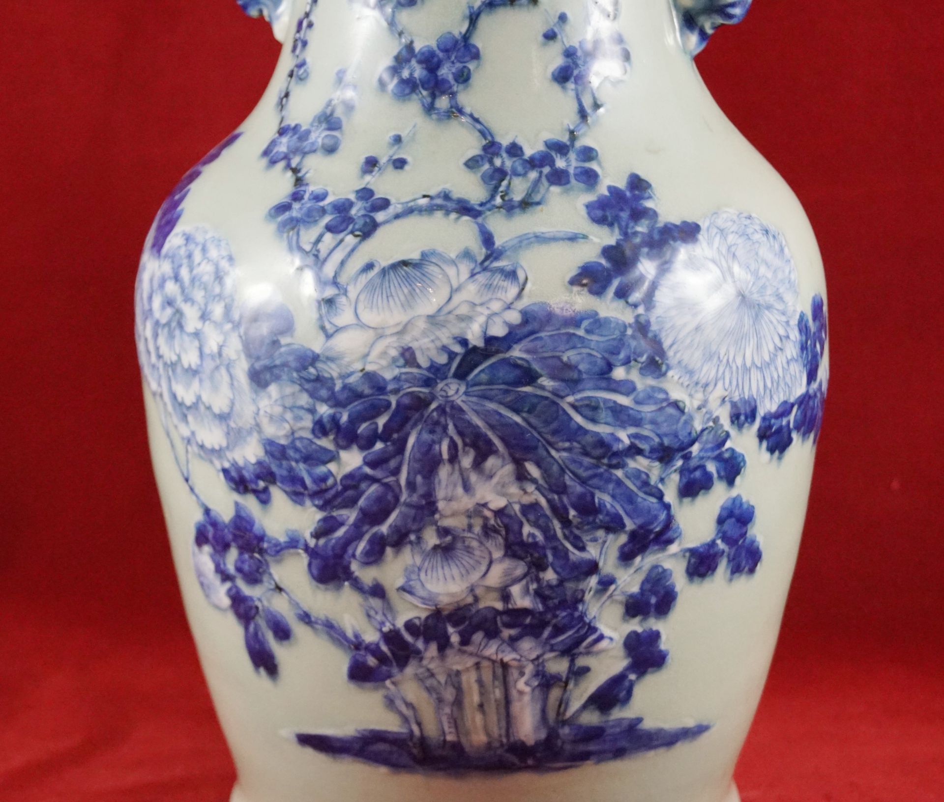 Rouleau Vase, China Porzellan, seladonfarben mit blauen erhabenen Blumenmotiven, 19. Jhrd, Höhe 33,5 - Bild 2 aus 3