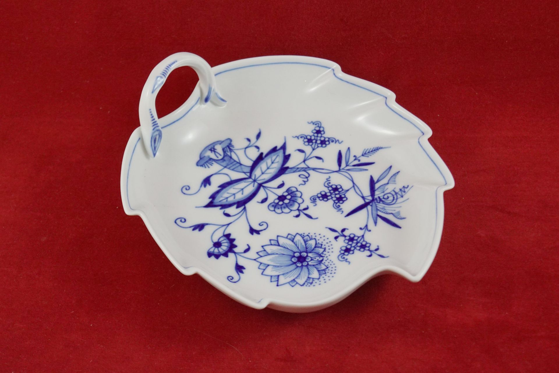 Blattschale, Meissen Schwertermarke 1. Wahl, Dekor Zwiebelmuster, Länge 19 cm x Breite 17 cm, in