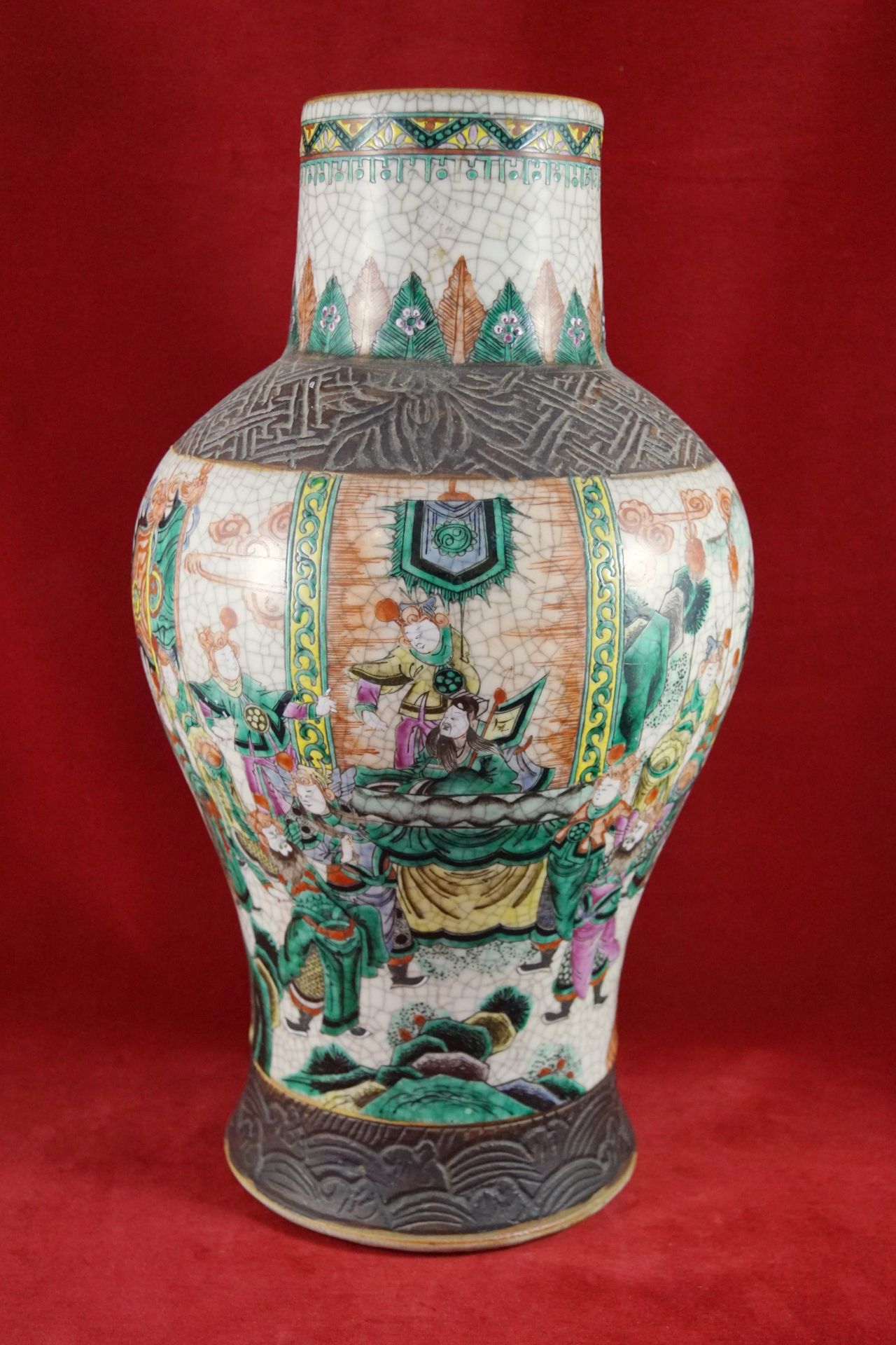 Vase, China beiger Scherben, mit craquelierter, cremefarbener Glasur, verziert mit einer umlaufenden