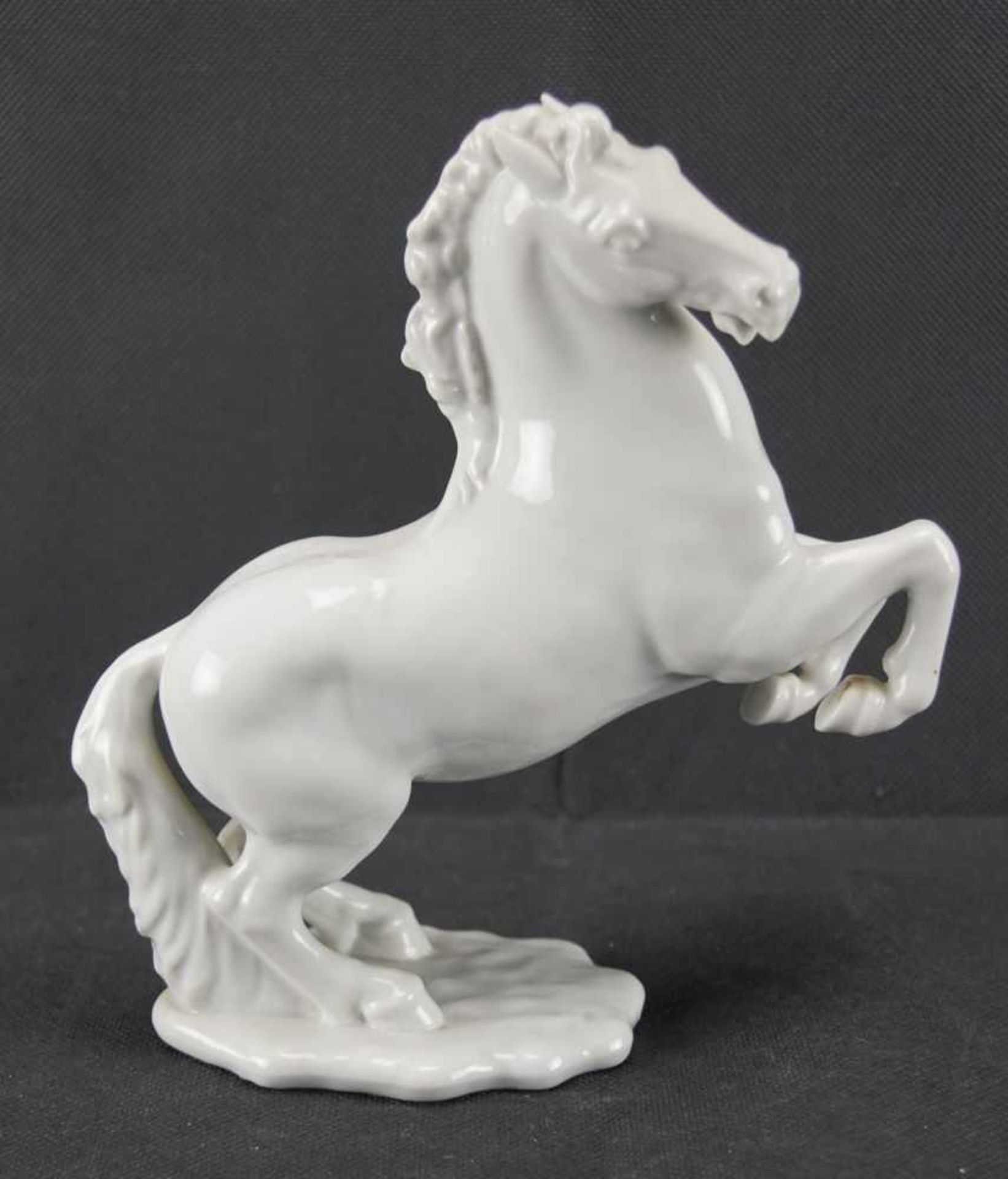 Figur "Steigendes Pferd" Weißporzellan, ungemarkt, Höhe 19,5 cm x Länge 17 cm x Breite 7 cm,