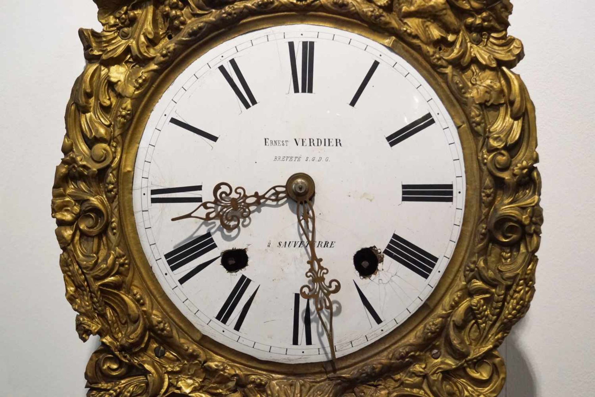 Wanduhr Eisengehäuse mit Messingblechzier und Emailleziffernblatt mit römischen Ziffern, signiert - Bild 2 aus 7