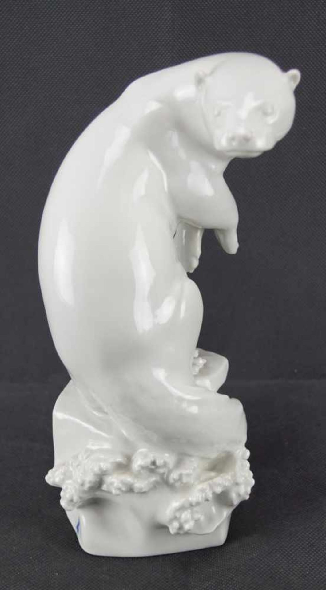 Fischotter, Meissen Weißporzellan, Schwertermarke 1. Wahl, 1965, Höhe 24 cm, in einem sehr guten - Bild 2 aus 5