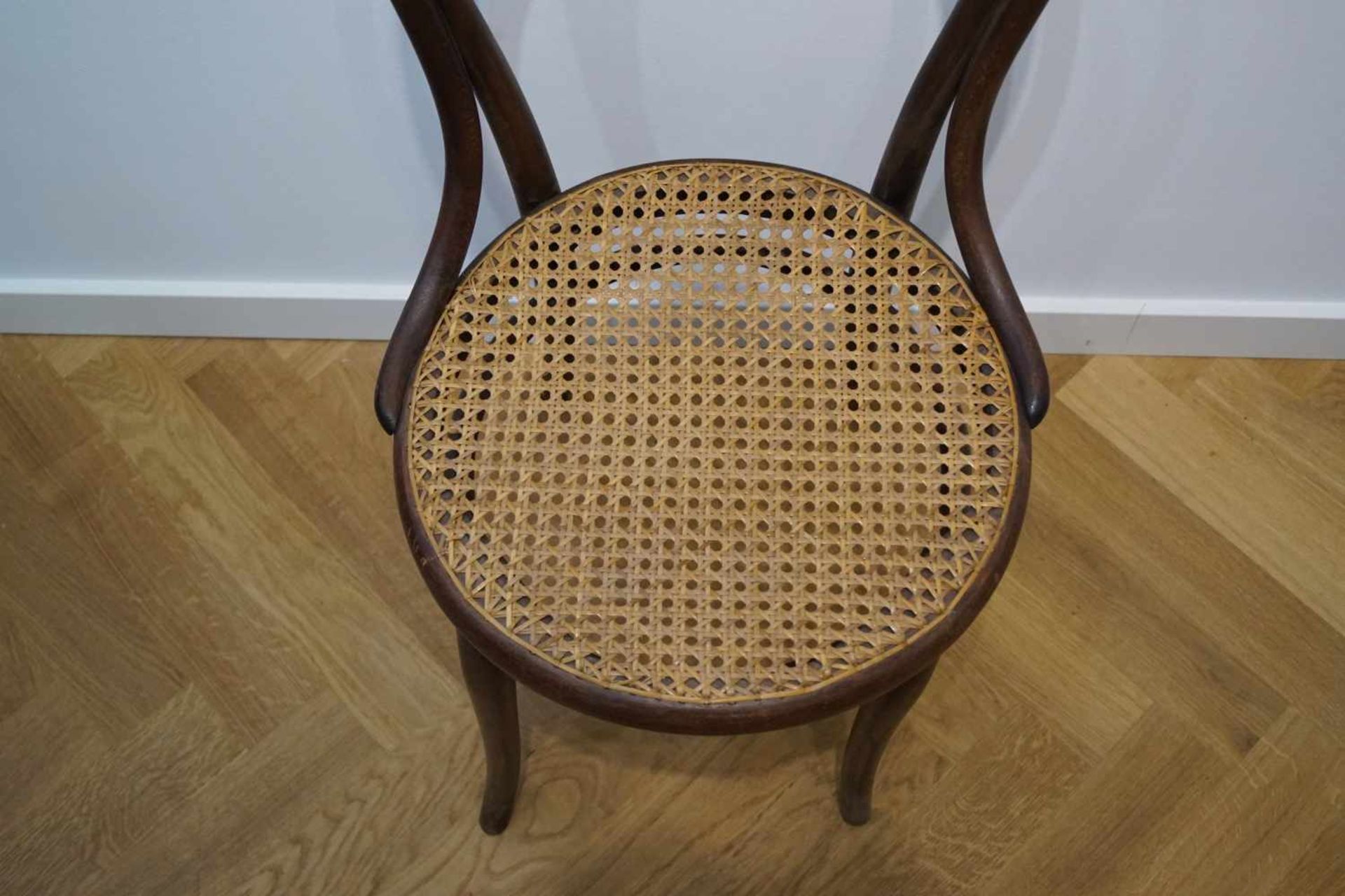 Vier Thonet Bistrostühle Bugholz mit Korbgeflecht als Sitzfläche, 1. Hälfte des 20. Jhrds, signiert, - Bild 3 aus 5