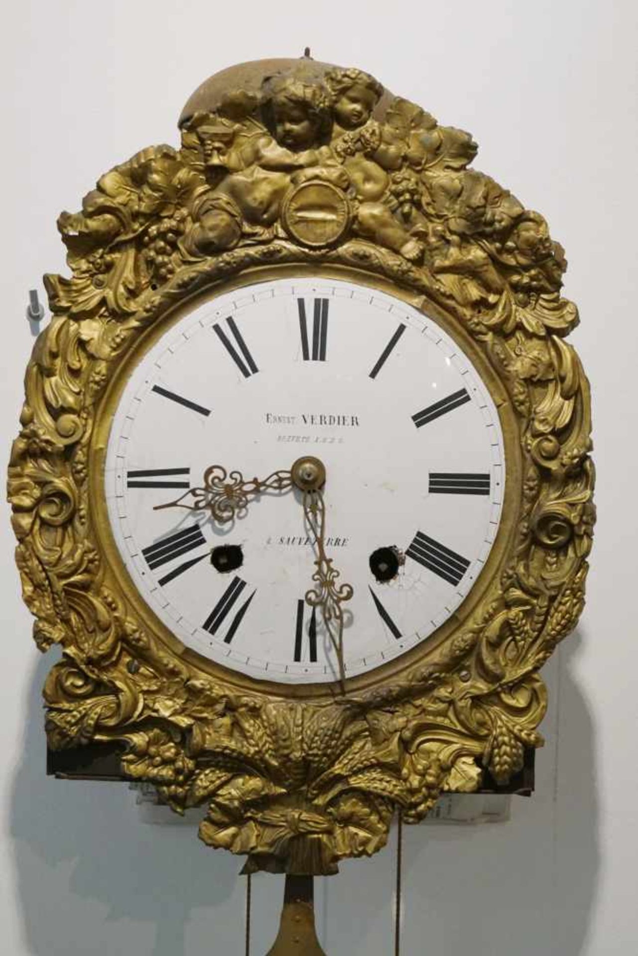 Wanduhr Eisengehäuse mit Messingblechzier und Emailleziffernblatt mit römischen Ziffern, signiert