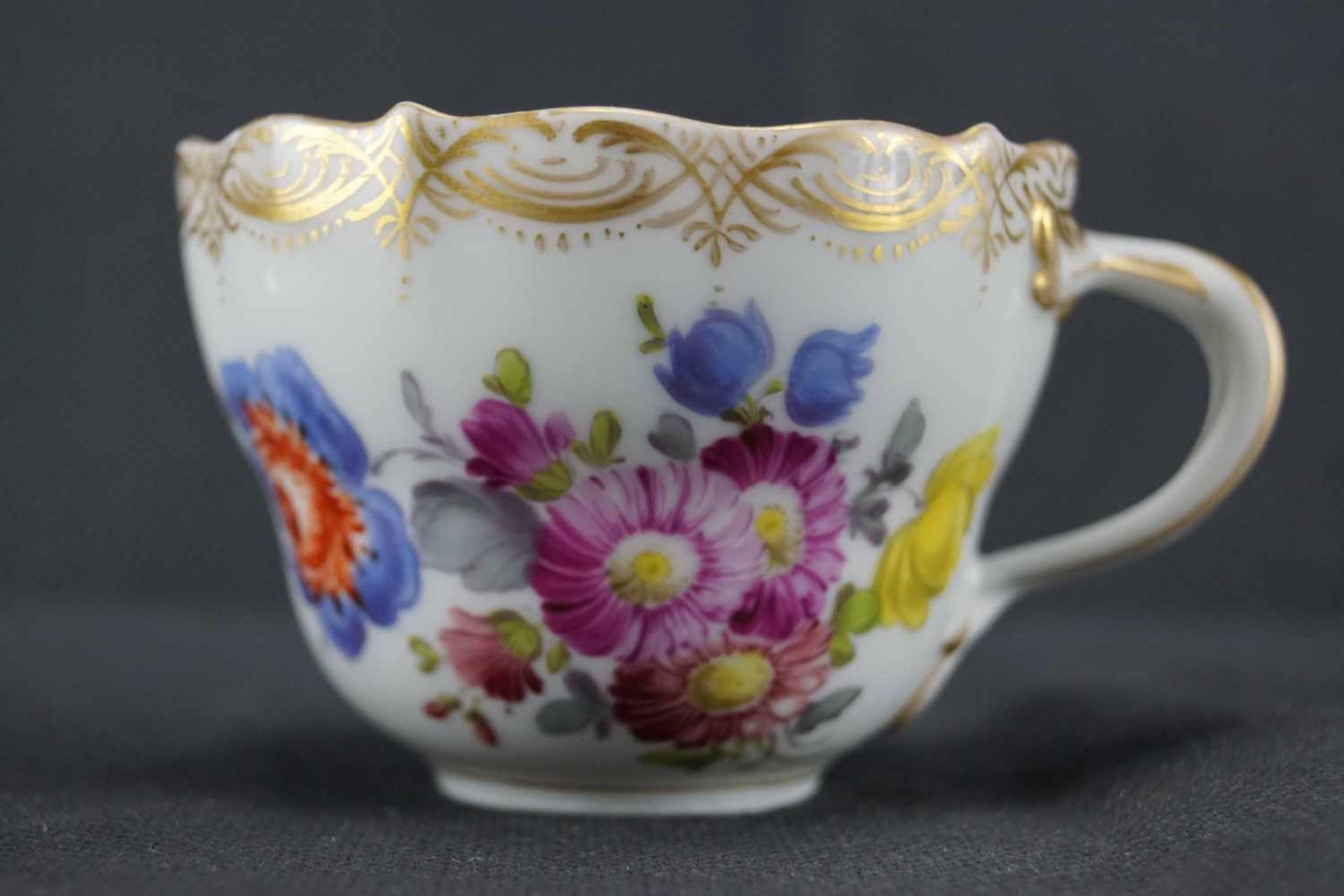 Tasse, Meissen Schwertermarke 2.Wahl, polychrome Blumenmalerei, Höhe 7 cm, Goldrand leicht berieben, - Bild 2 aus 4