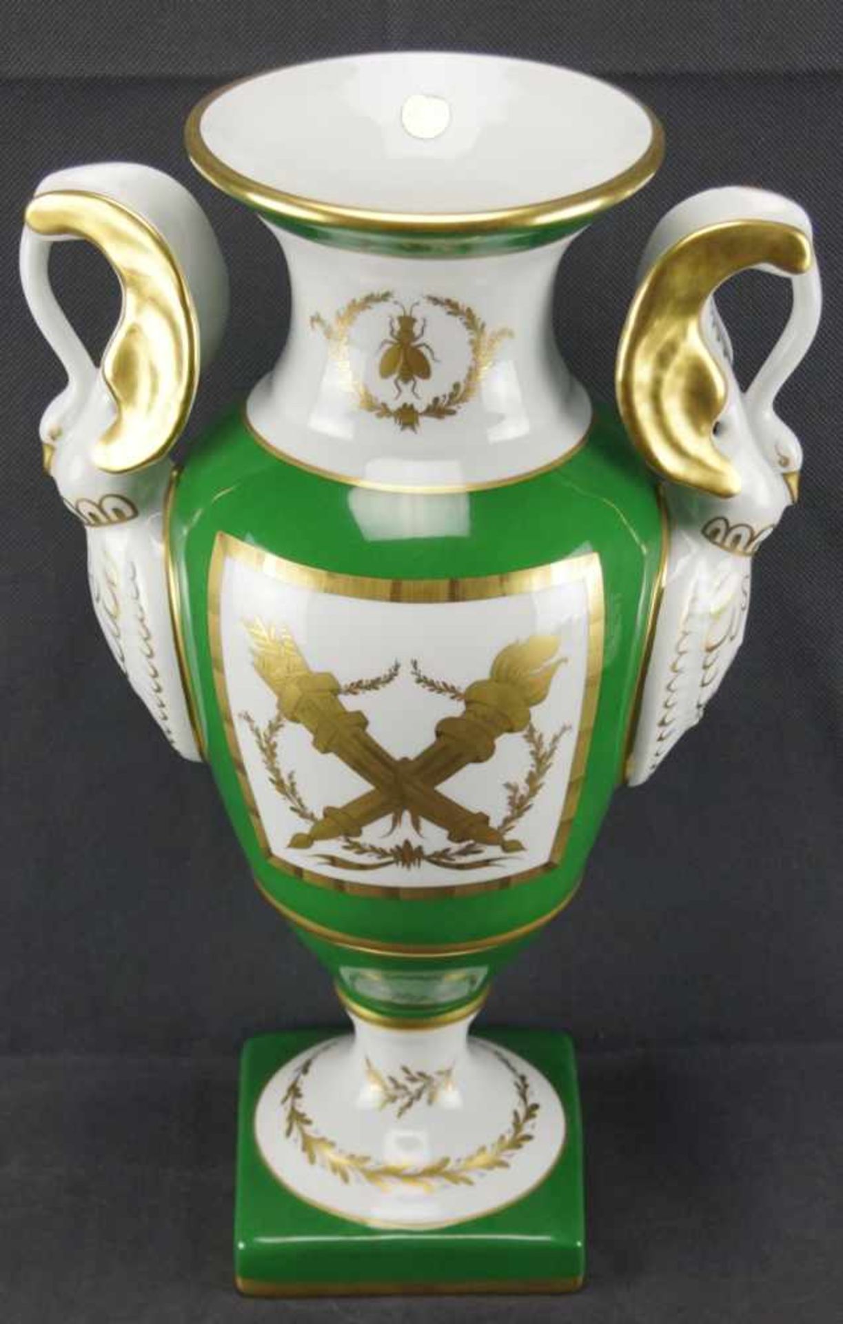 Henkelvase Goudeville Paris, grüner Fond, Dekor mit goldenem N, napoleonischer Biene, Fackel und