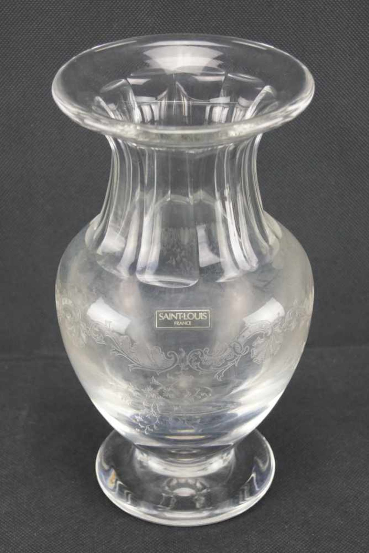 Vase, Saint Louis Mit Ätzmarke versehen, Serie Massenet, Rocaillenverzierung, Höhe 23,5 cm, in