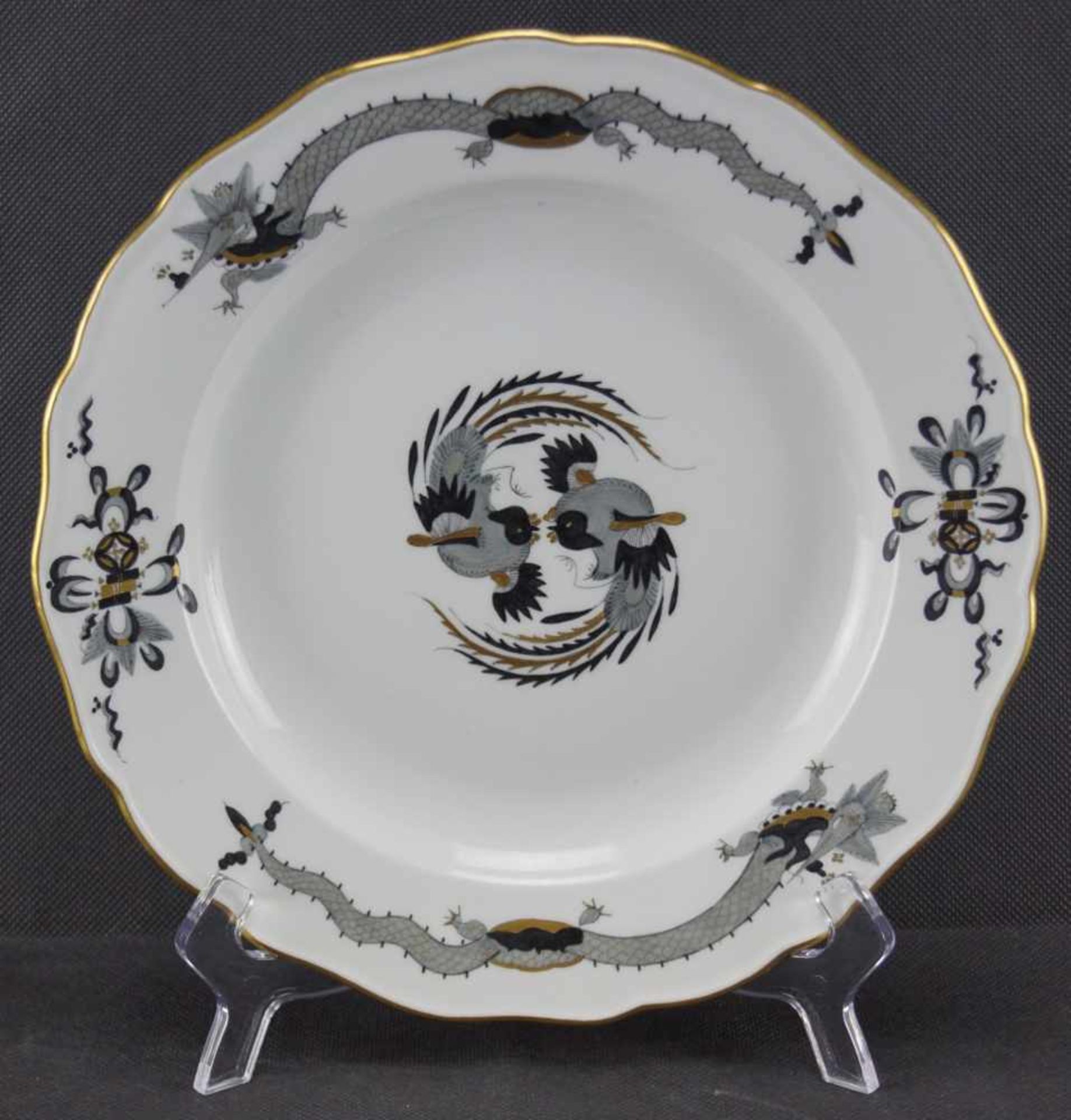 Speiseteller, Meissen Schwertermarke 1. Wahl, Durchmesser 25 cm, Dekor Reicher Hofdrache in Schwarz,