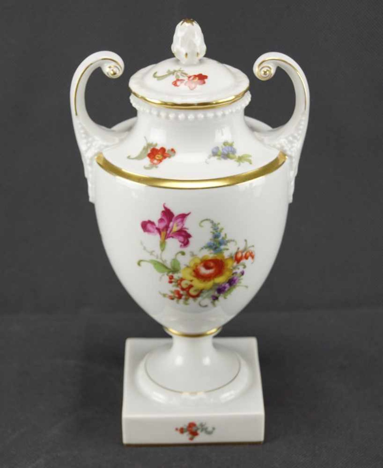 Deckelvase, Fürstenberg klassizistische Form mit Blumenmalerei, Höhe 27 cm x Breite 14,5 cm x