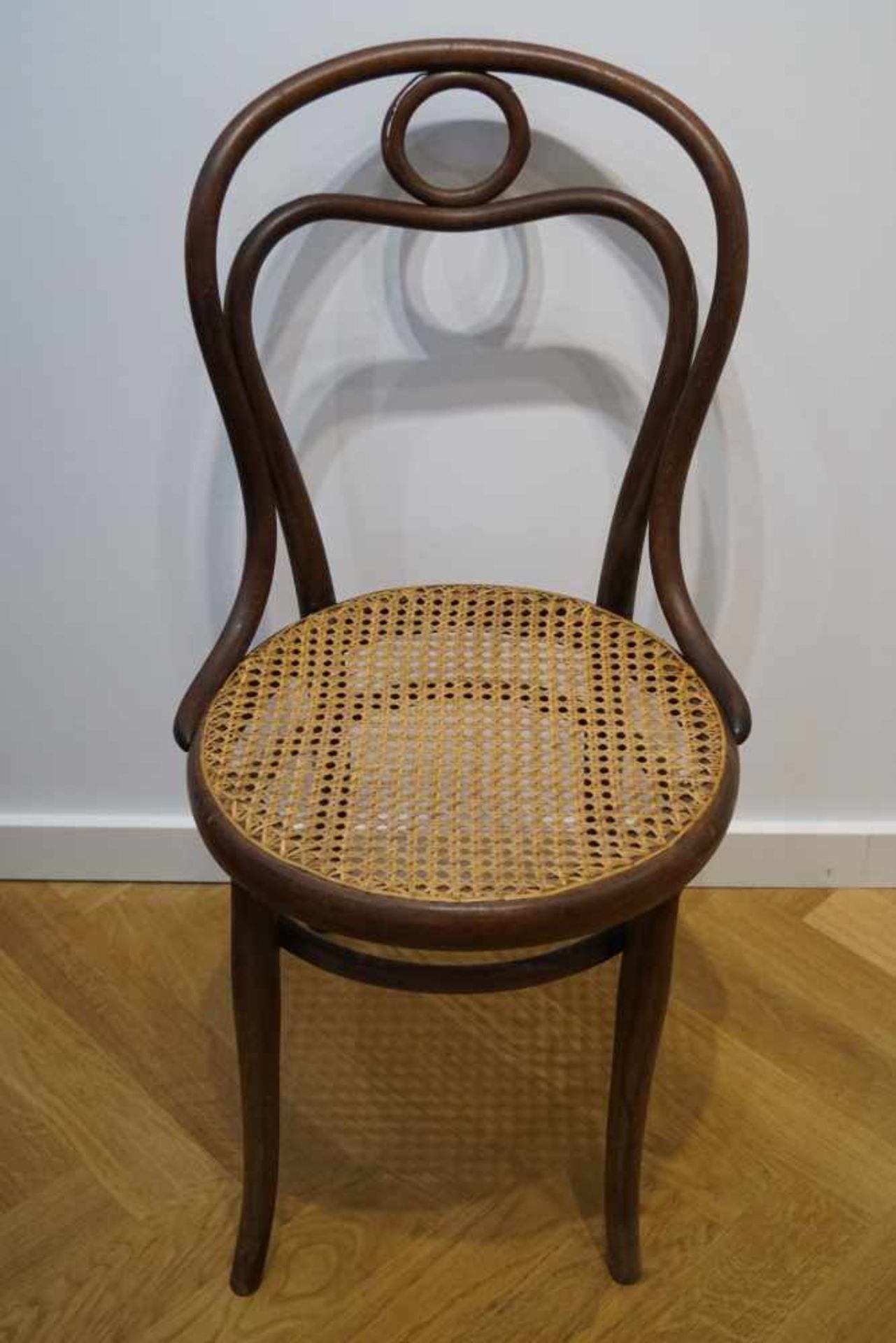 Vier Thonet Bistrostühle Bugholz mit Korbgeflecht als Sitzfläche, 1. Hälfte des 20. Jhrds, signiert, - Bild 2 aus 5