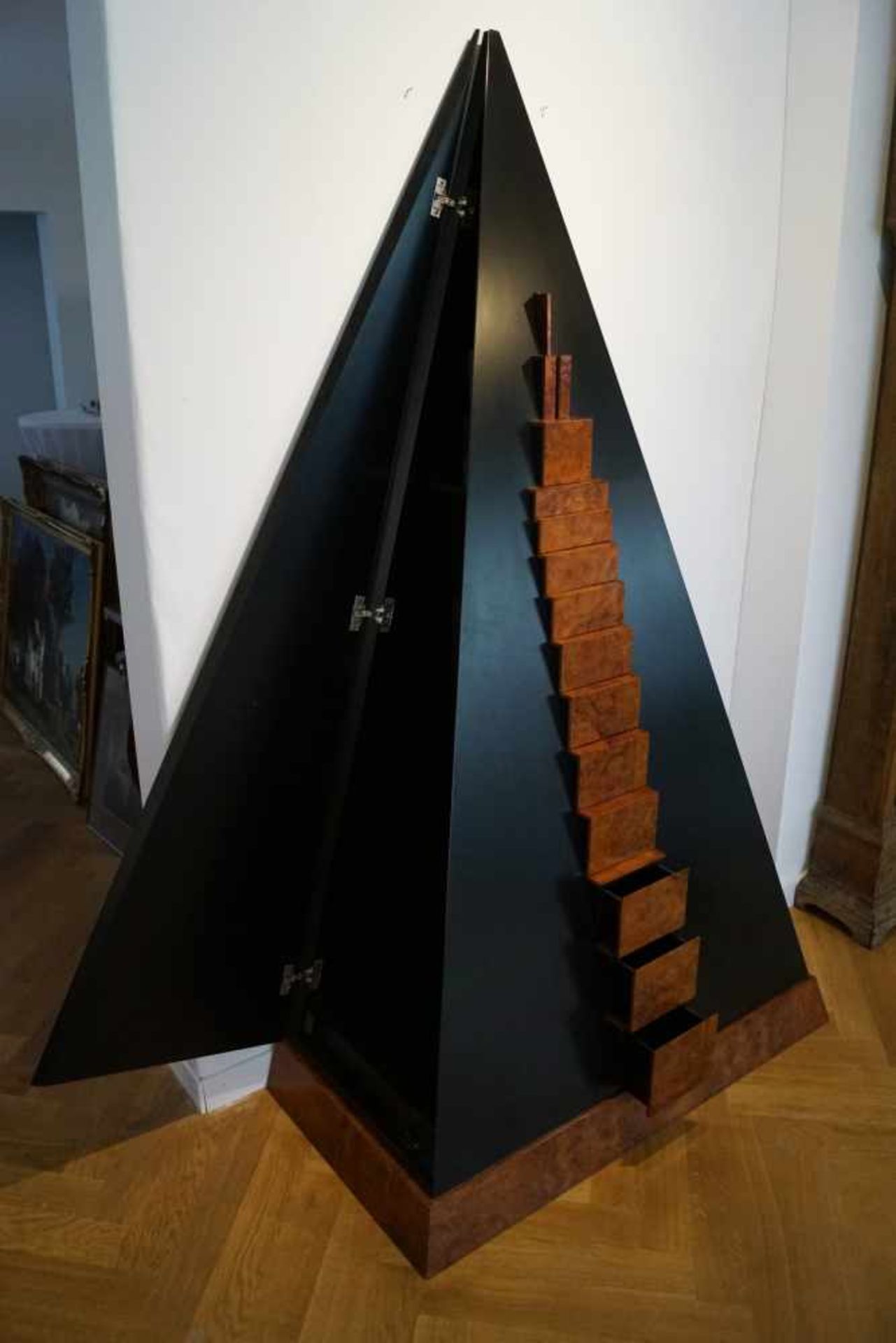 Pyramidenschrank, Andreas Weisheit (1937 - 2000) Pyramidenschrank, Thujawurzelholz und in - Bild 3 aus 3