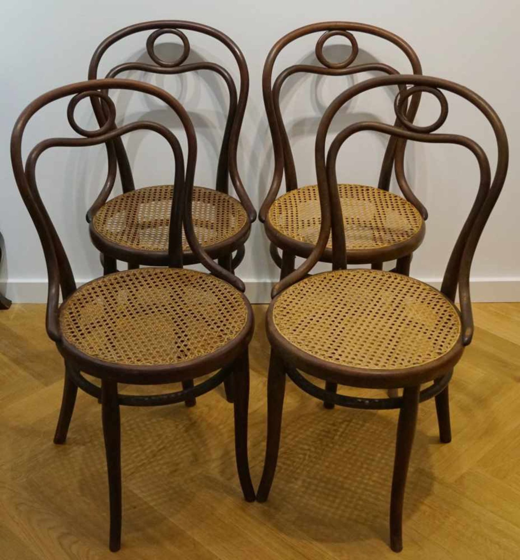 Vier Thonet Bistrostühle Bugholz mit Korbgeflecht als Sitzfläche, 1. Hälfte des 20. Jhrds, signiert,