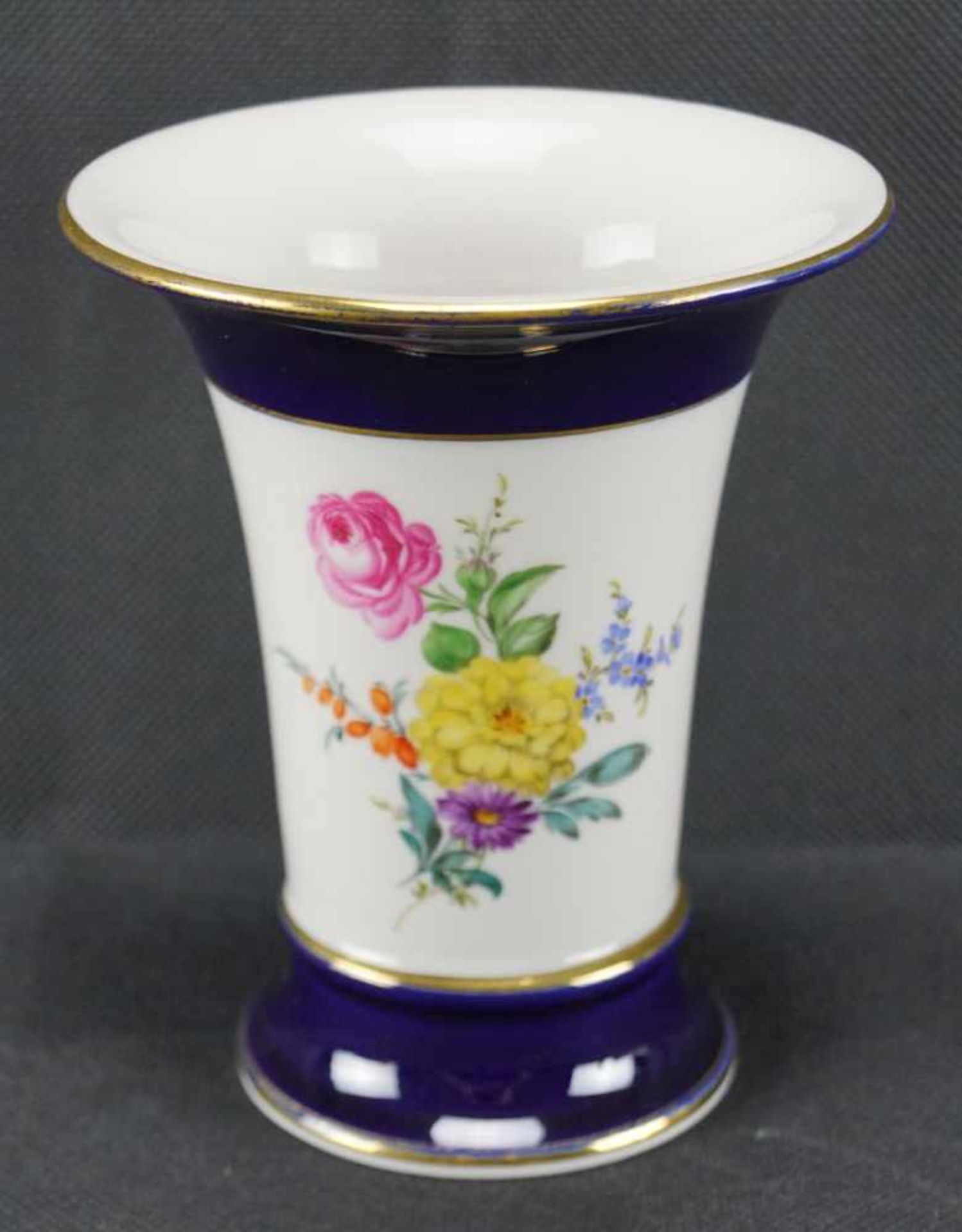 Kratervase, Meissen Schwertermarke 1. Wahl,Goldrand kobaltblauer Fond und Strauß bunter Feldblumen