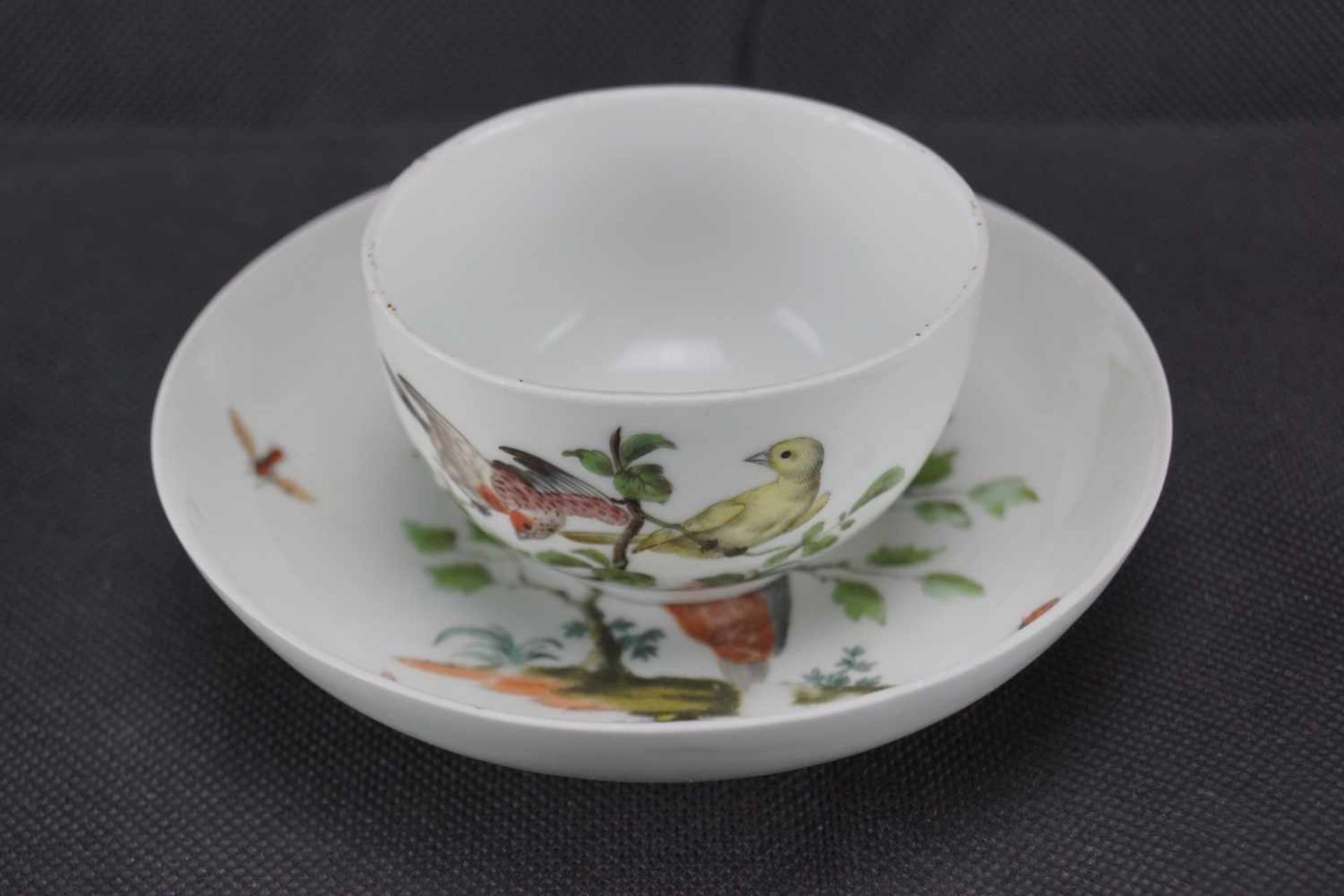 Teetasse, Meissen Schwertermarke, 1. Wahl, Bemalt mit verschiedenen Vögeln, Höhe 5,5 cm, an der