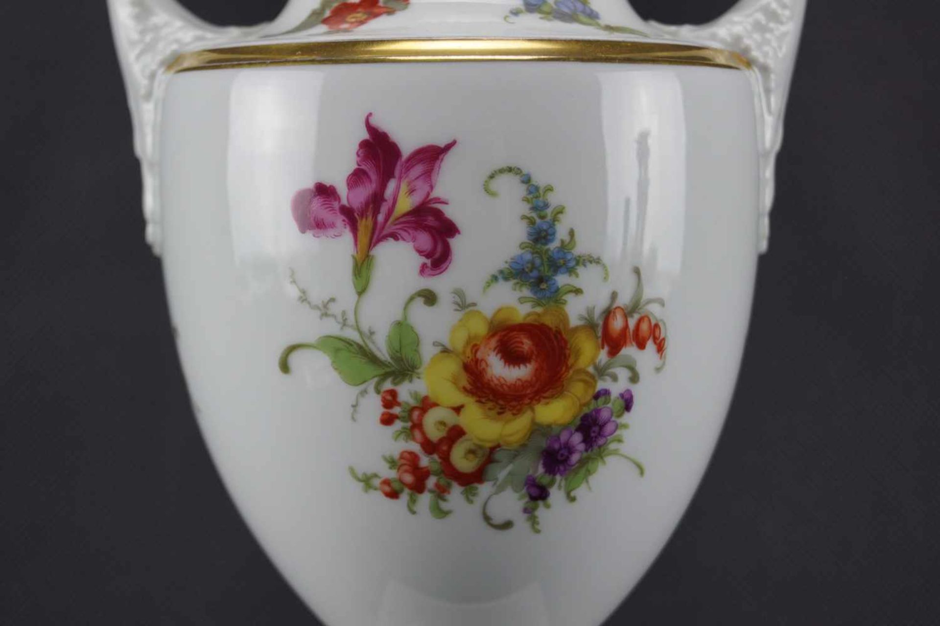 Deckelvase, Fürstenberg klassizistische Form mit Blumenmalerei, Höhe 27 cm x Breite 14,5 cm x - Bild 2 aus 3